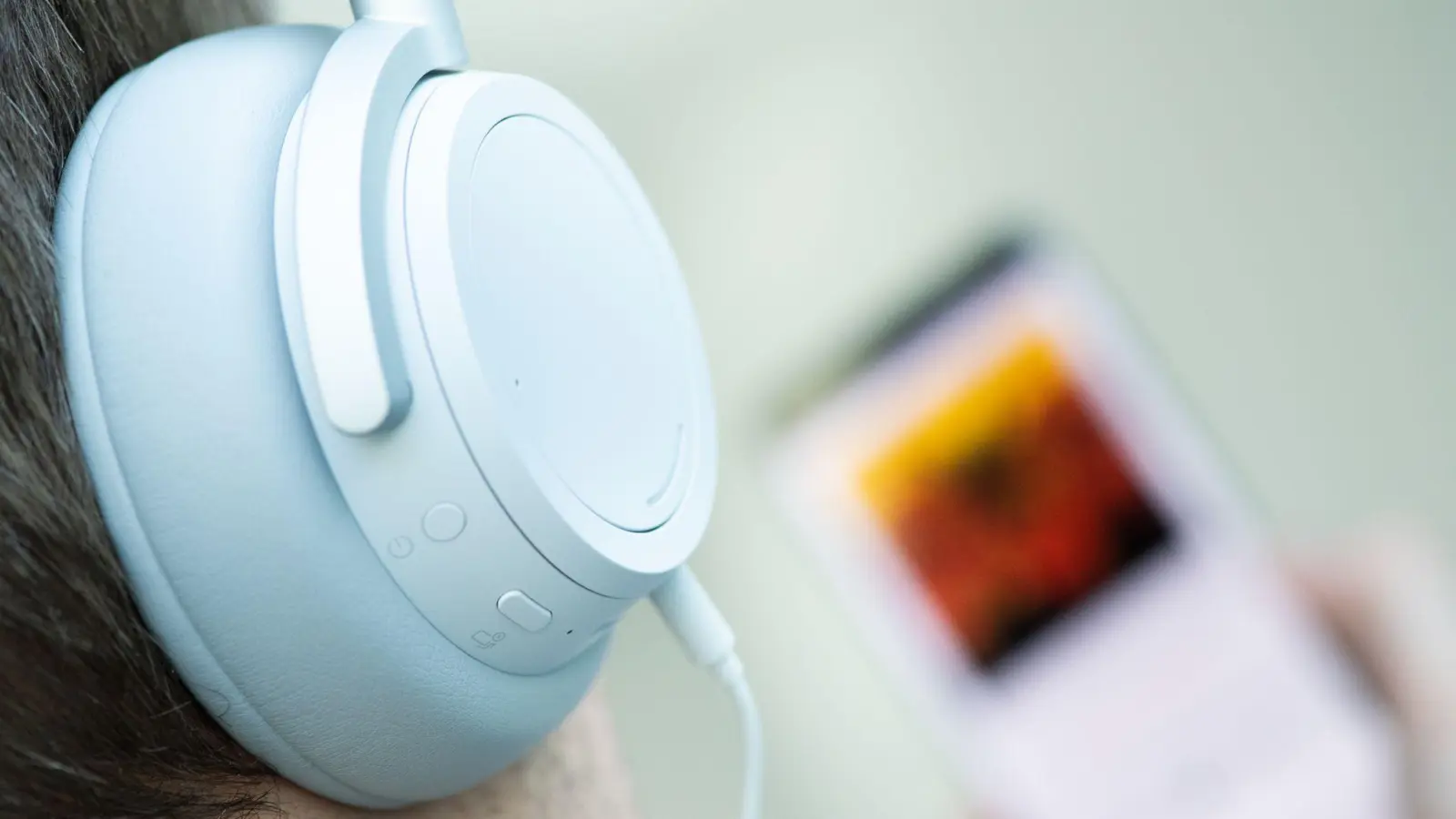 Musik-Streamingdienste werden zunehmend von KI-Songs geflutet. (Symbolbild) (Bild: Franziska Gabbert/dpa-tmn/dpa)