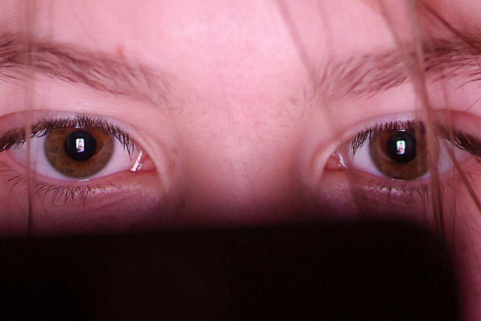Am Wochenende verbringen Jugendliche in der EU nach eigenen Angaben über 6 Stunden pro Tag in Sozialen Netzwerken. (Symbolbild)  (Bild: Jan Woitas/dpa)