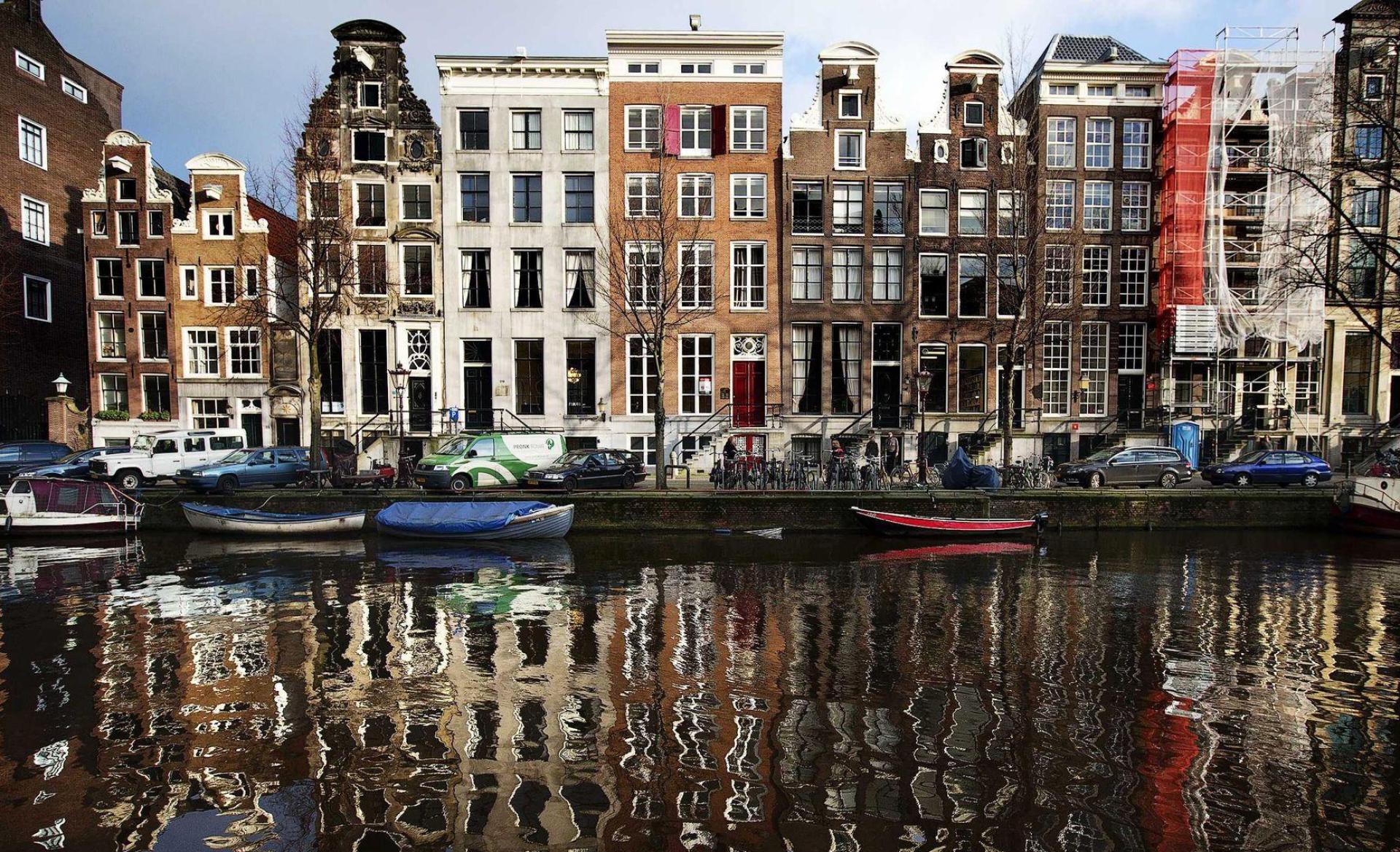 Amsterdam ist eine entspannte Fahrrad-Stadt mit künstlerischer Szene, lockerem Lifestyle und lebendigem Nachtleben. (Bild: Jerry Lampen/dpa)