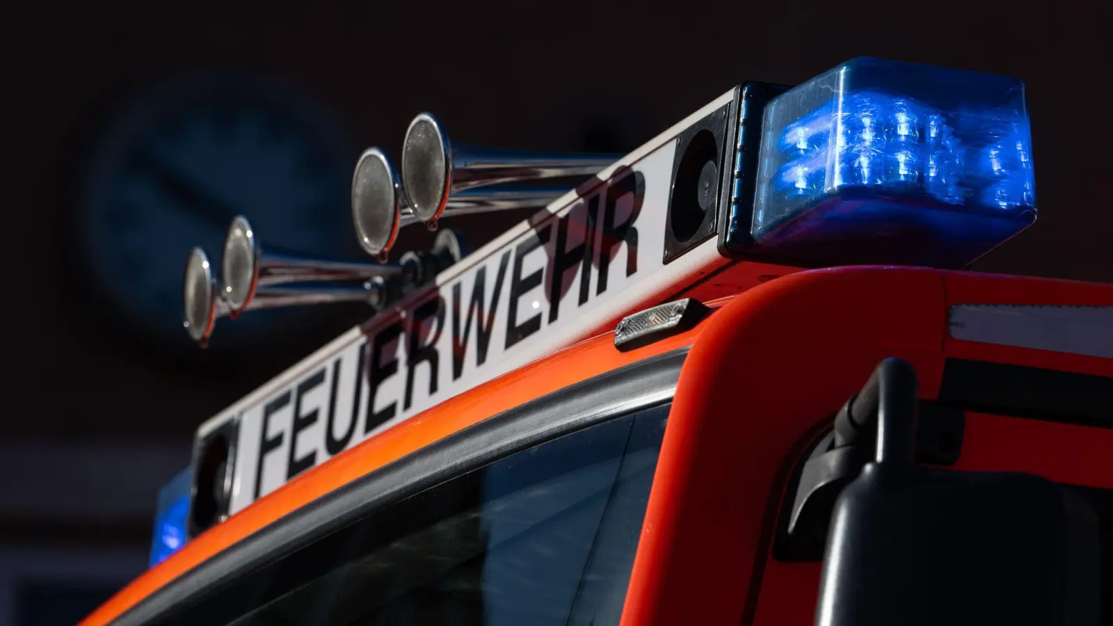 Ein Traktor geriet bei Mäharbeiten in Schmidgaden in Brand und brannte vollständig aus. Der Schaden beläuft sich auf etwa 40.000 Euro. (Symbolbild: Marijan Murat/dpa)