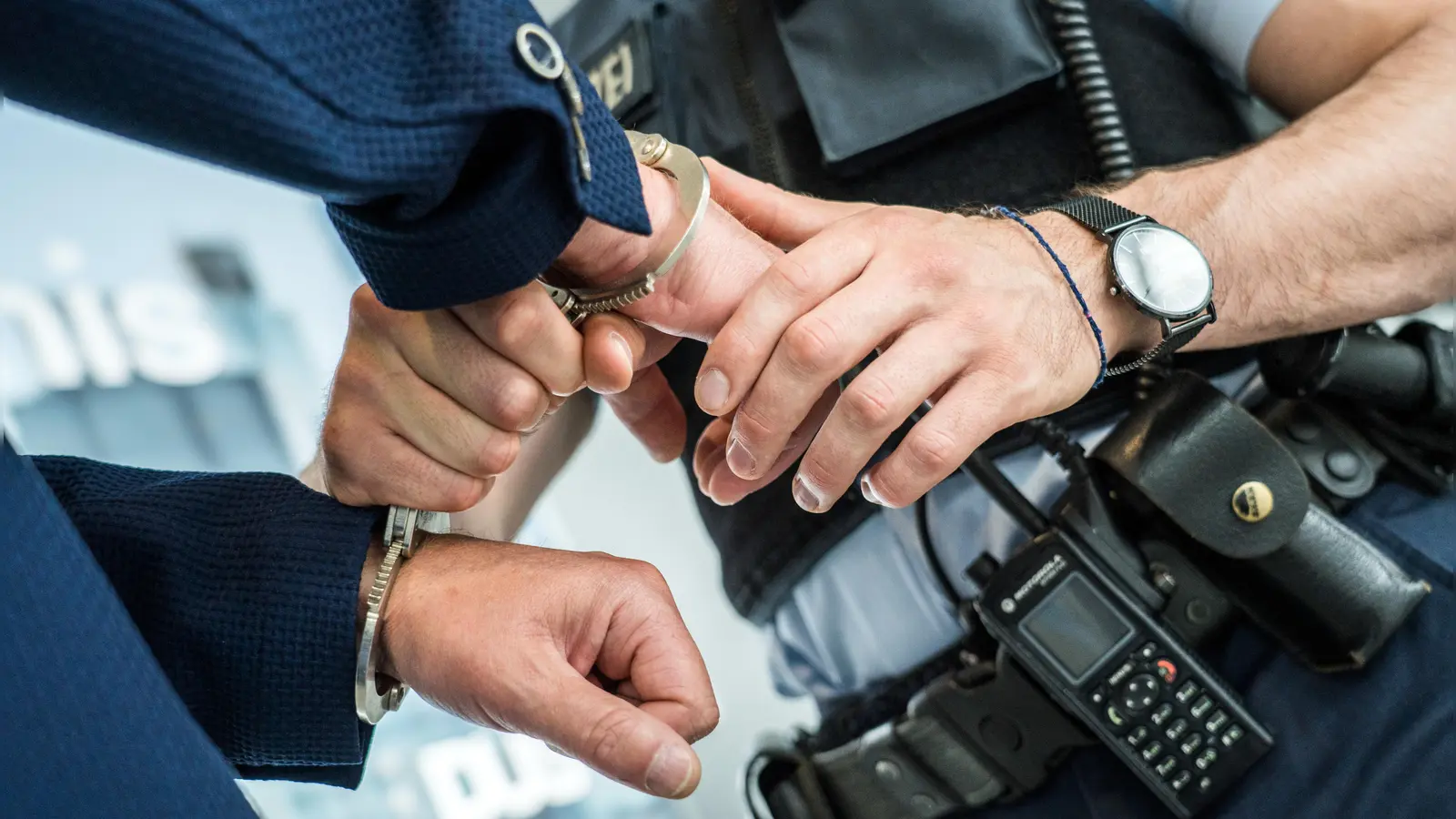 Die Bundespolizeiinspektion Waidhaus nimmt einen gesuchten Betrüger bei Grenzkontrollen fest.  (Symbolbild: Bundespolizei)