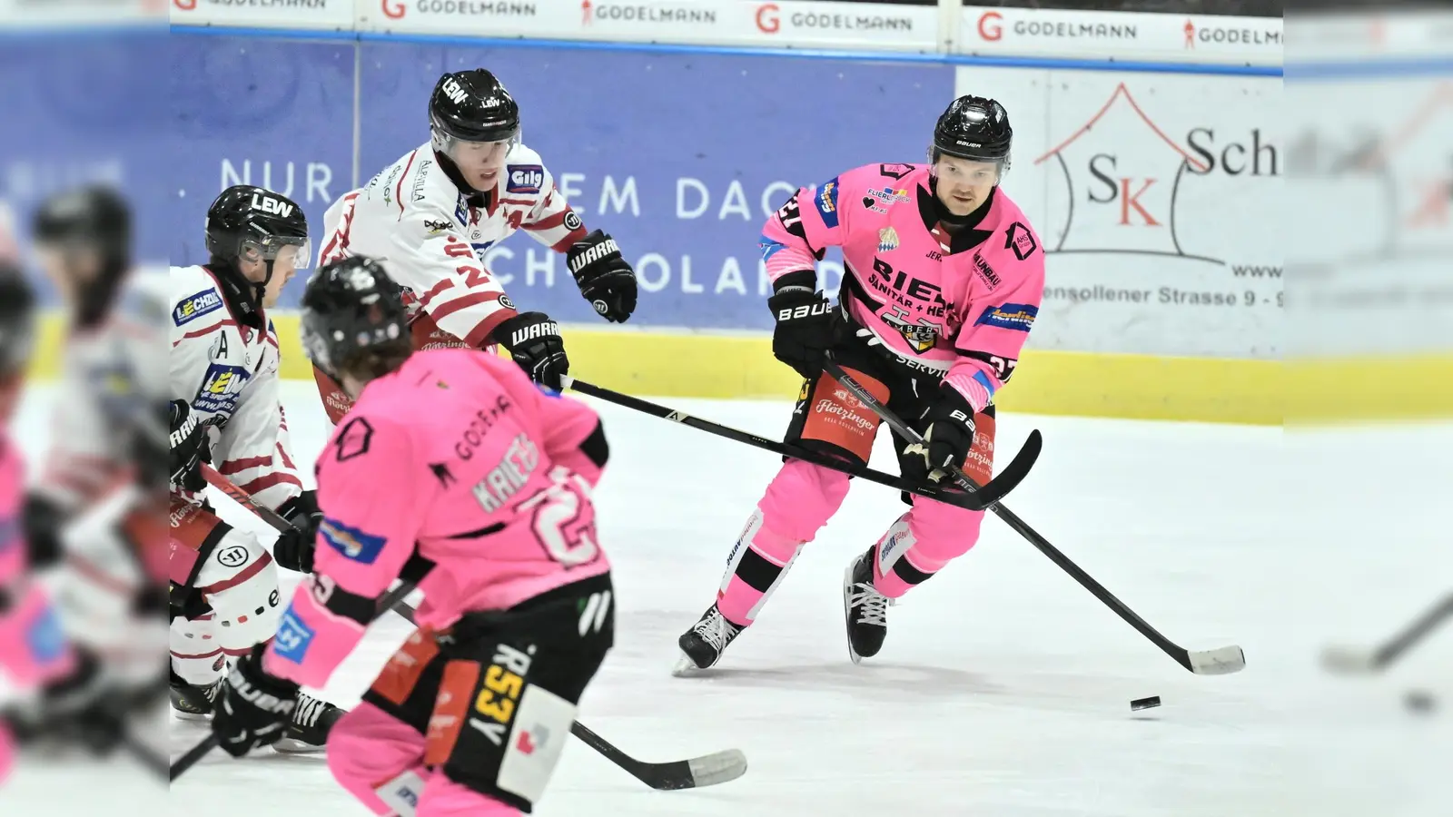 Roberts Baranovskis (rechts) verwandelte den entscheidenden Penalty für den ERSC Amberg. (Bild: Hubert Ziegler)