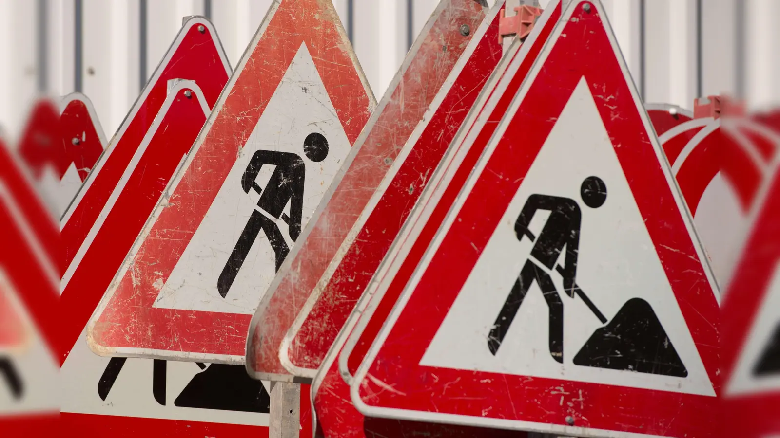 Asphaltierungsarbeiten behindern bis zum 28. August den Verkehr auf mehreren Straßen in und um Weiden.  (Symbolbild: Sebastian Kahnert/dpa)