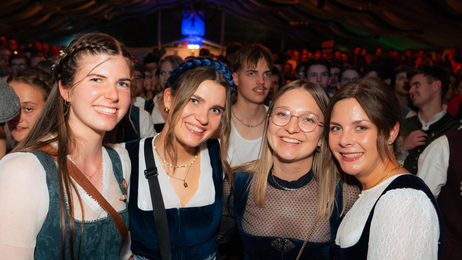 Sonntagabend auf der Pfreimder Kirwa. (Bild: Hannes Stock)