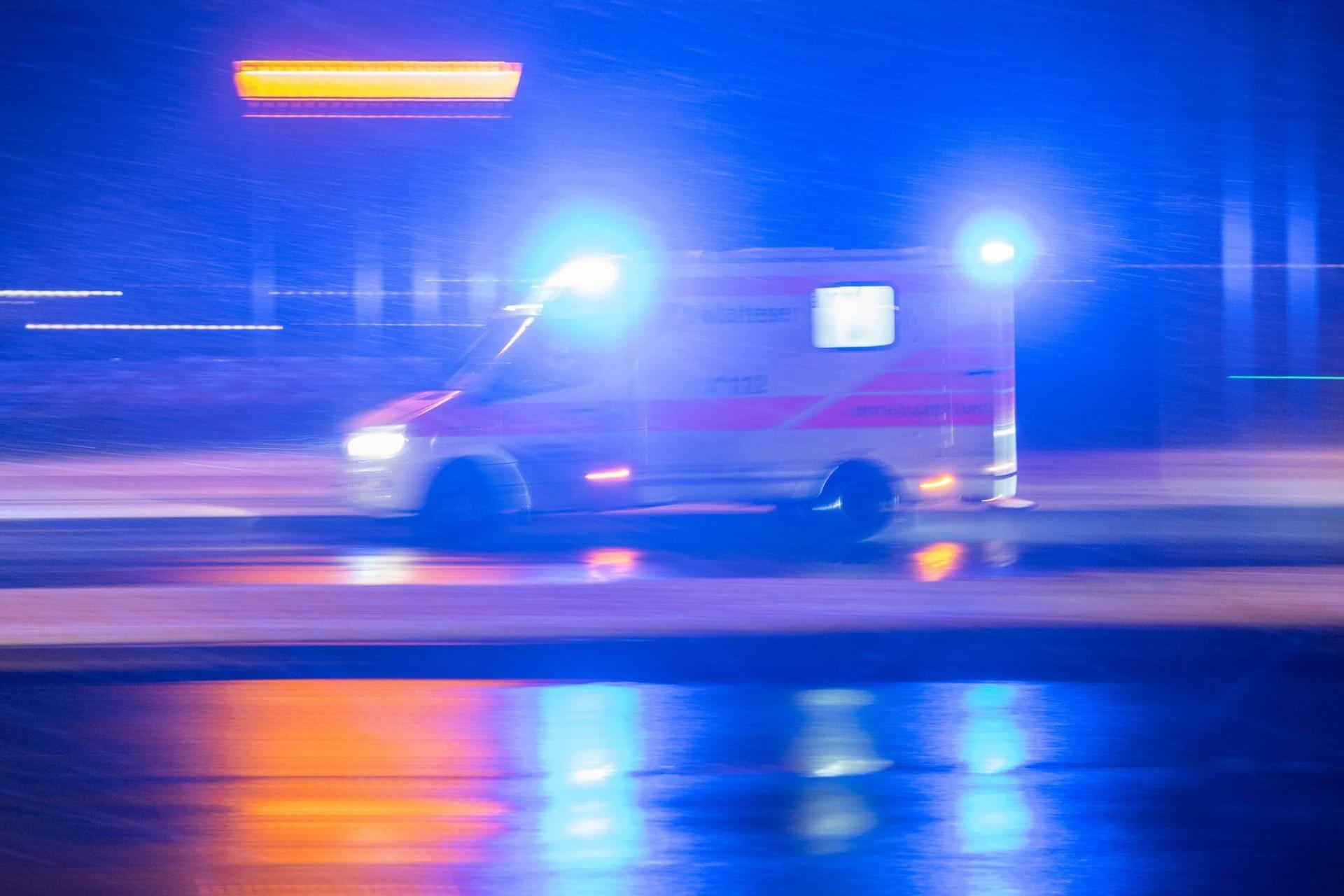 Der 39-Jährige erlag im Krankenhaus seinen schweren Verletzungen. (Symbolbild: Sebastian Gollnow/dpa)