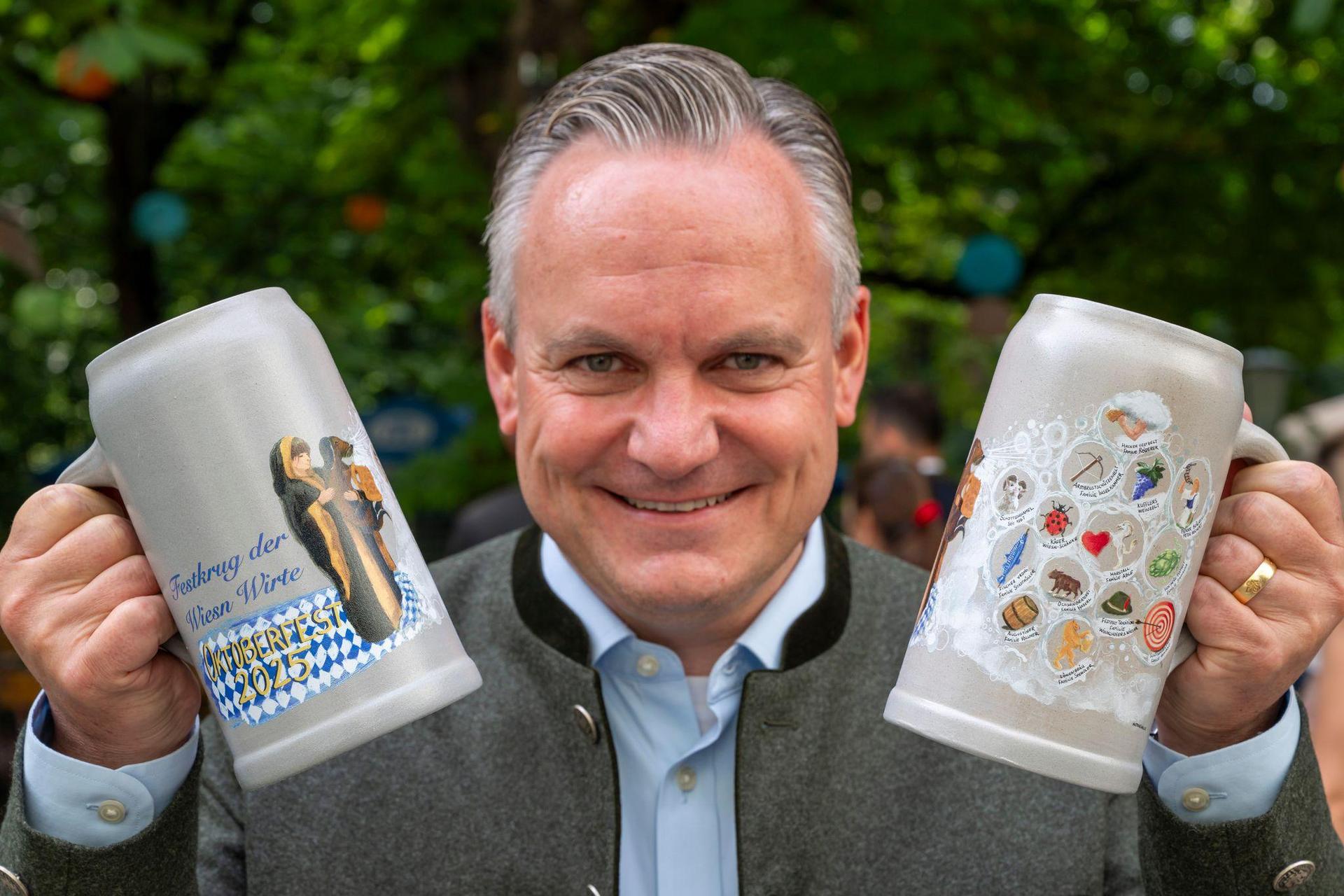 Für Wiesn-Chef Christian Scharpf ist „Skandal im Sperrbezirk“ Münchner Musikgeschichte. (Archivfoto) (Bild: Peter Kneffel/dpa)