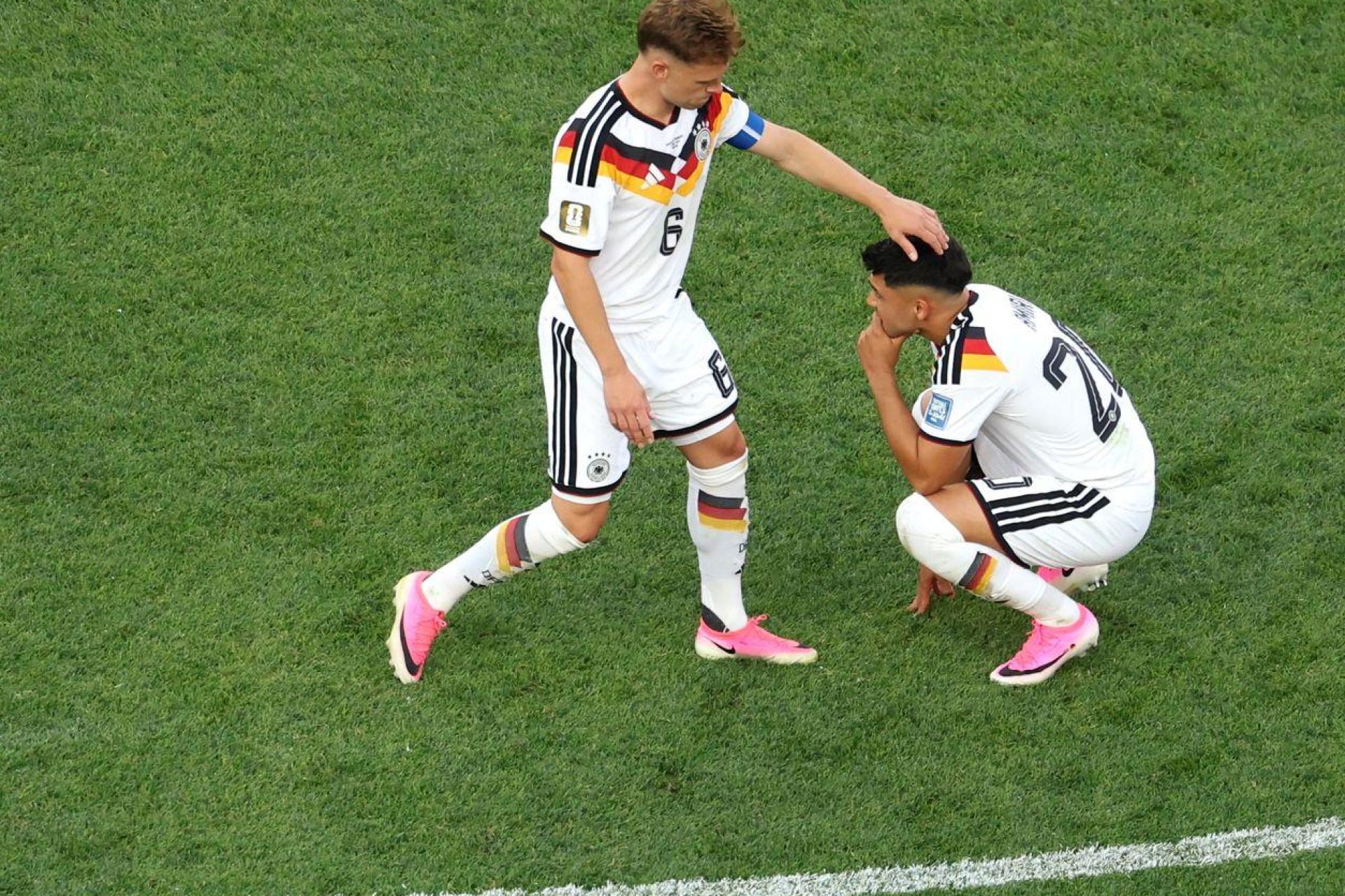 Große Enttäuschung bei Kimmich und Co. - die deutsche Fußball-Nationalmannschaft ist raus bei der WM. (Bild: Jan Woitas/dpa)