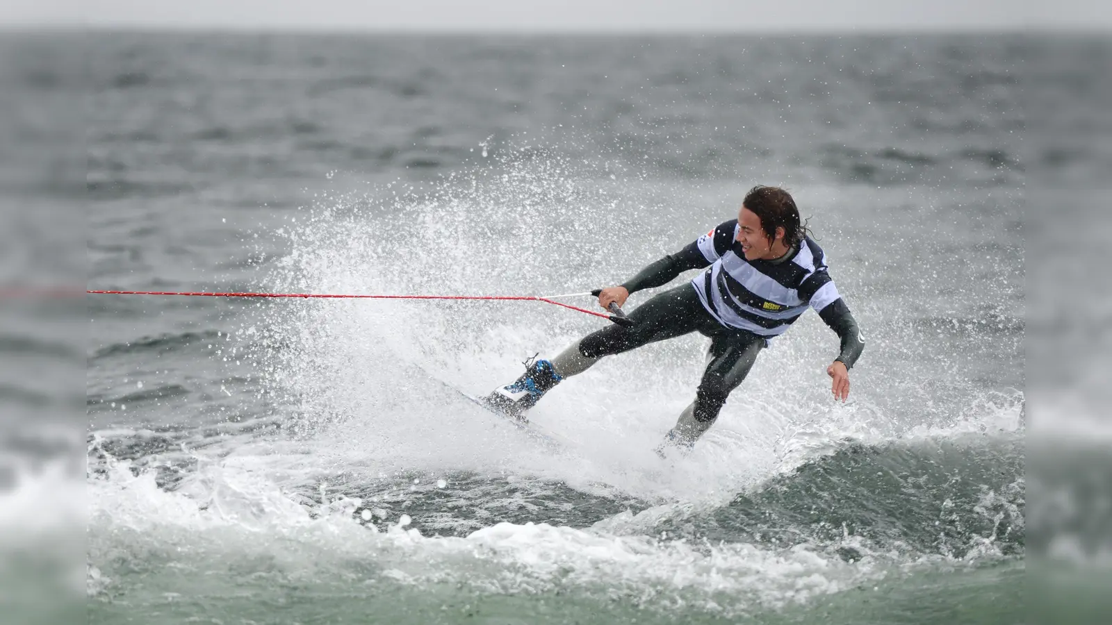 Wakeboard-Profi Nico von Lerchenfeld zeigt sein Können am Wakeboard. Auch Anfängern macht's in der Regel Spaß. (Bild: Felix Kästle/dpa)