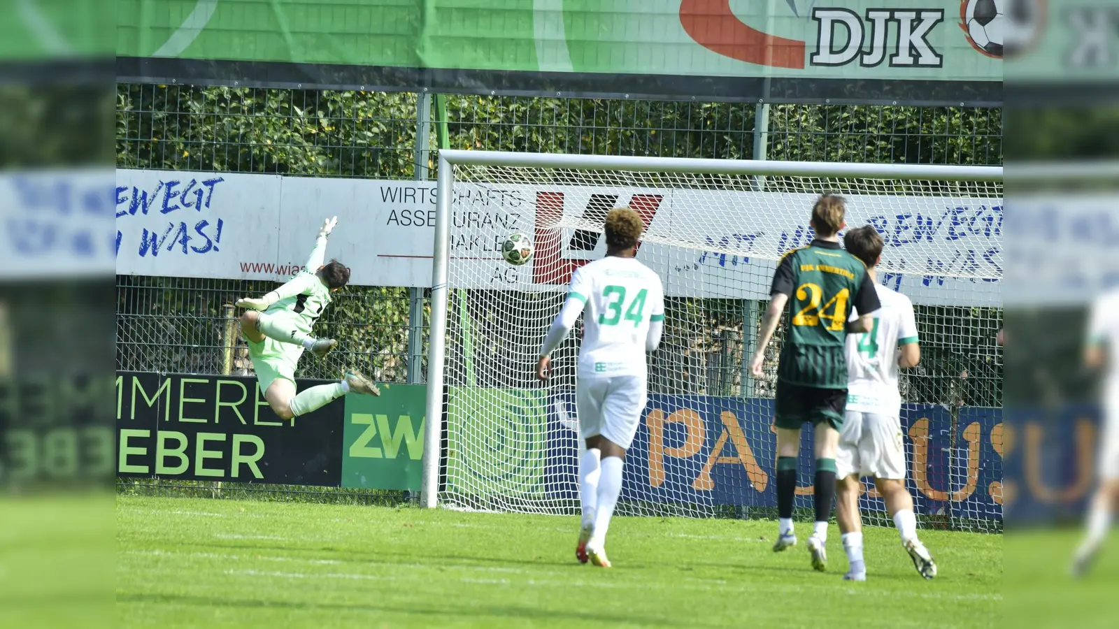 Das war der 1:1-Ausgleich für den TSV Neudrossenfeld durch Kilian Schabe (nicht im Bild), unhaltbar für den Ammerthaler Torhüter und Kapitän Christopher Sommerer (links). <br>DJK Ammerthal - TSV Neudrossenfeld (Bild: Hubert Ziegler)