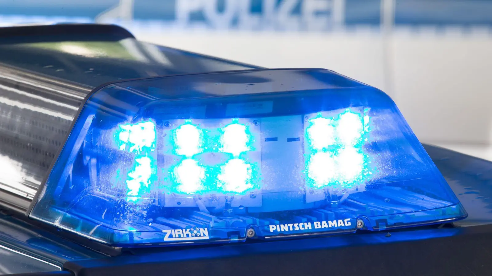 Polizei und Rettungsdienst wurden zu der Senioreneinrichtung alarmiert. (Symbolbild)  (Symbolbild: Friso Gentsch/dpa)