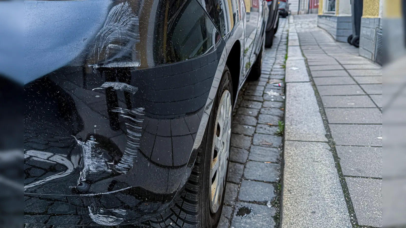 Eine 58-jährige Frau aus Ebermannsdorf meldet einen Unfallschaden an ihrem Auto. Die Polizei Schwandorf sucht Zeugen. (Symbolbild: Stephan Huber)