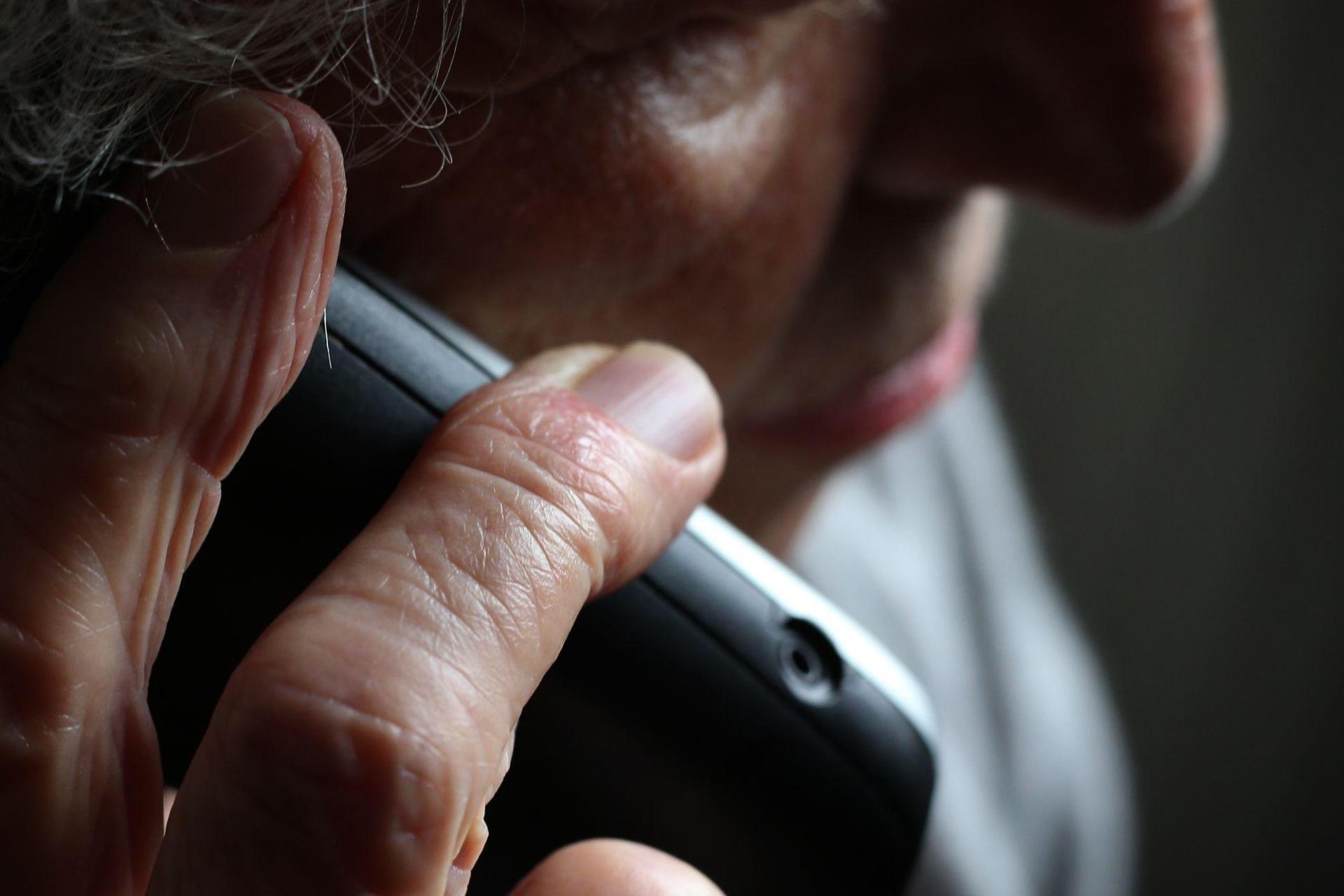 Die Polizeiinspektion Neustadt/Waldnaab warnt vor Schockanrufen, bei denen Betrüger sich als Polizisten oder Klinikmitarbeiter ausgeben. (Symbolbild: Karl-Josef Hildenbrand/dpa)