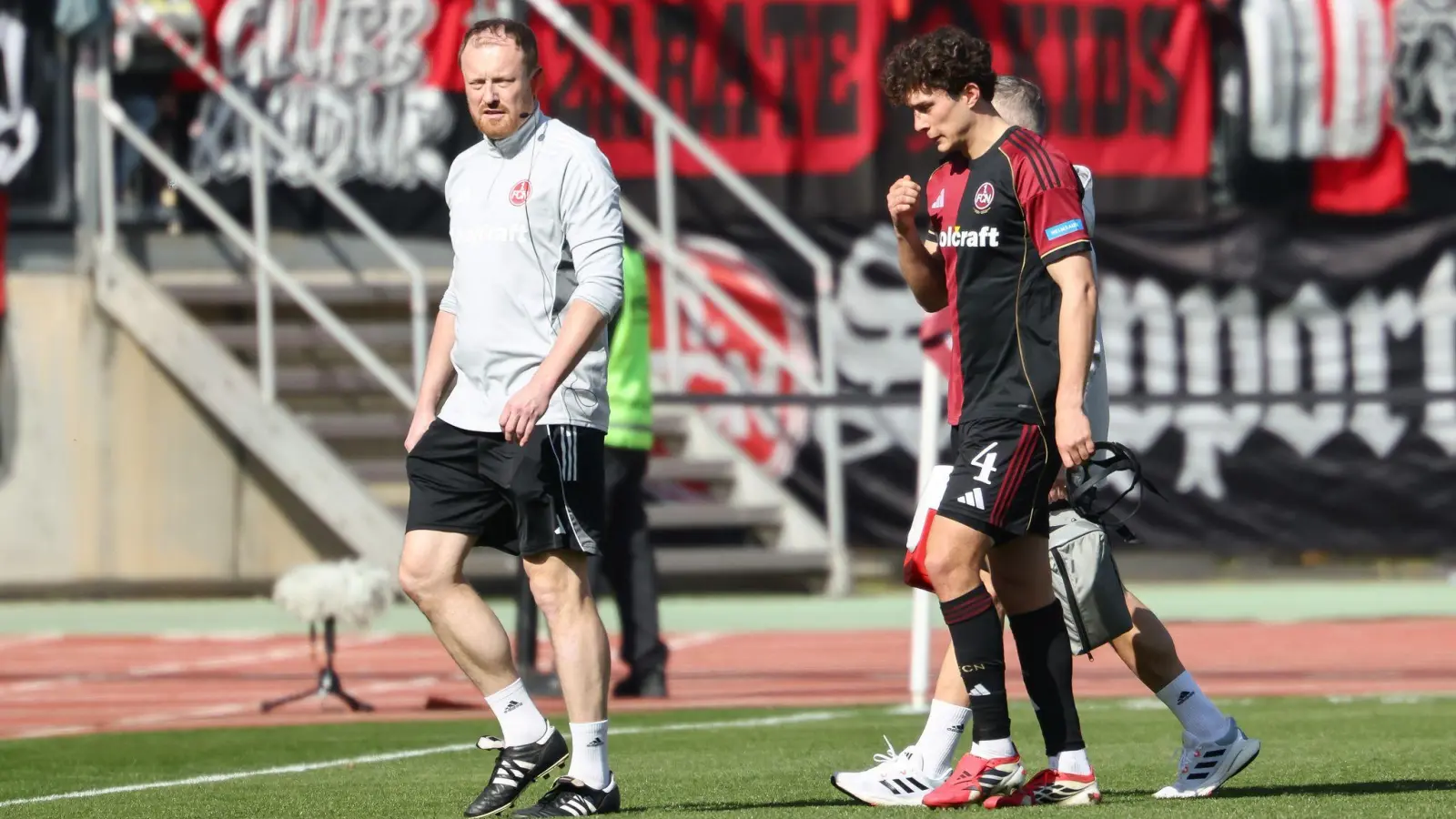 Nürnberg-Kapitän Fabio Gruber wurde im Spiel gegen Düsseldorf schon nach wenigen Minuten verletzt ausgewechselt. (Bild: Daniel Löb/dpa)