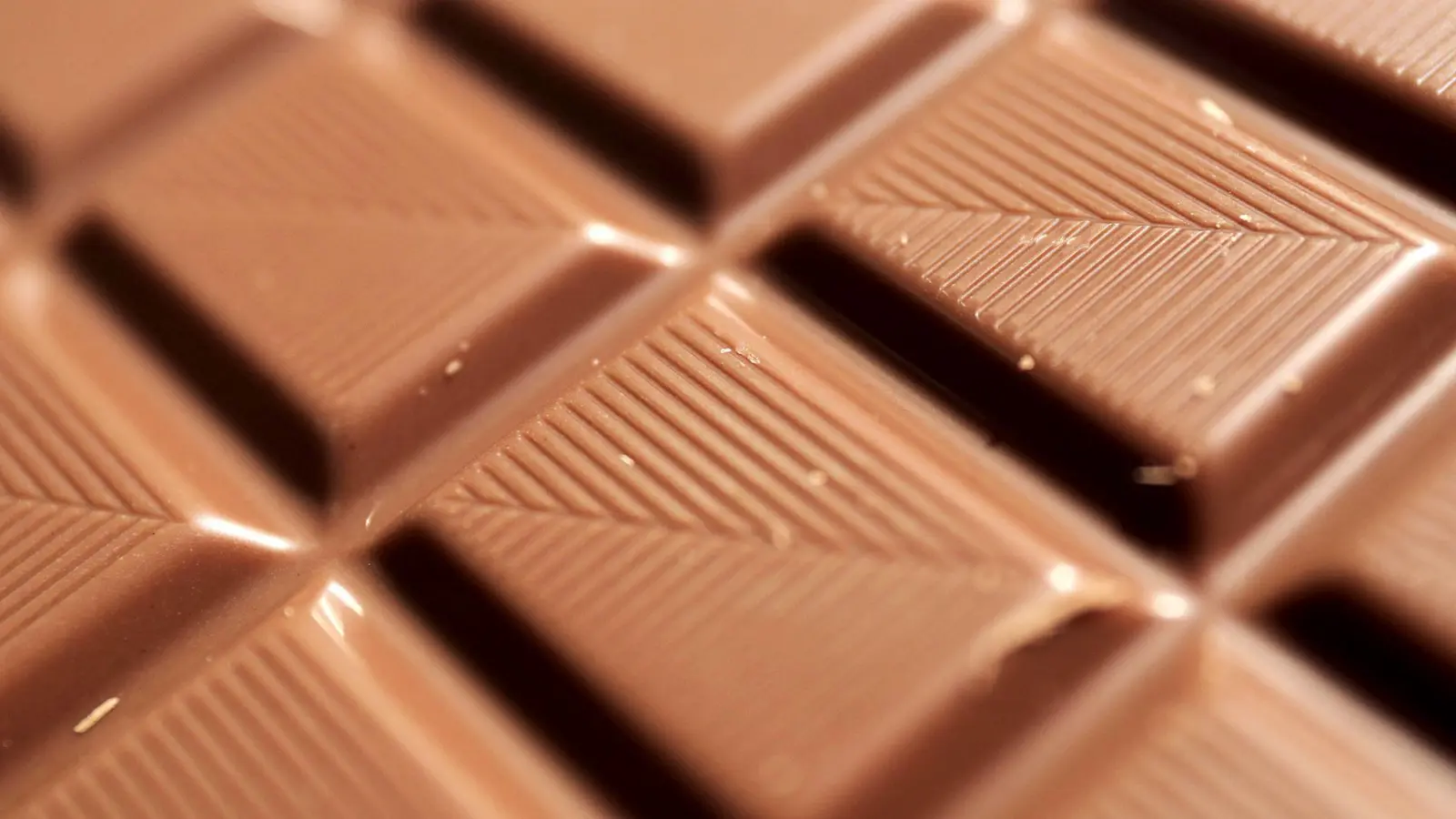 Die Diebe haben es laut Polizei gezielt auf Schokolade abgesehen. (Symbolbild) (Bild: Oliver Berg/dpa)