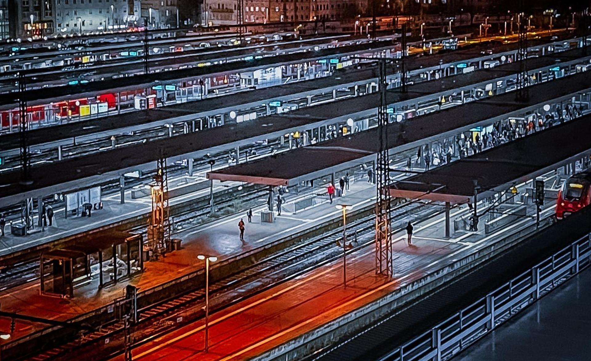 Eine nackte Frau beschädigt in Nürnberg ein Auto, steigt in einen Bus und läuft dann in den Hauptbahnhof Nürnberg.  (Symbolbild: Alexander Unger)