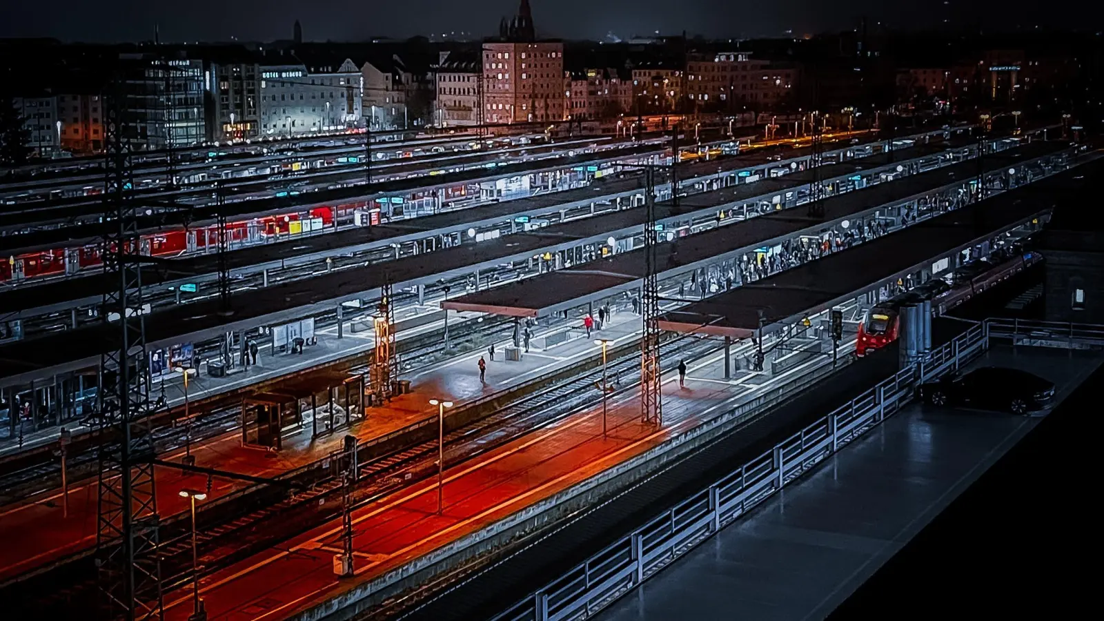 Eine nackte Frau beschädigt in Nürnberg ein Auto, steigt in einen Bus und läuft dann in den Hauptbahnhof Nürnberg.  (Symbolbild: Alexander Unger)