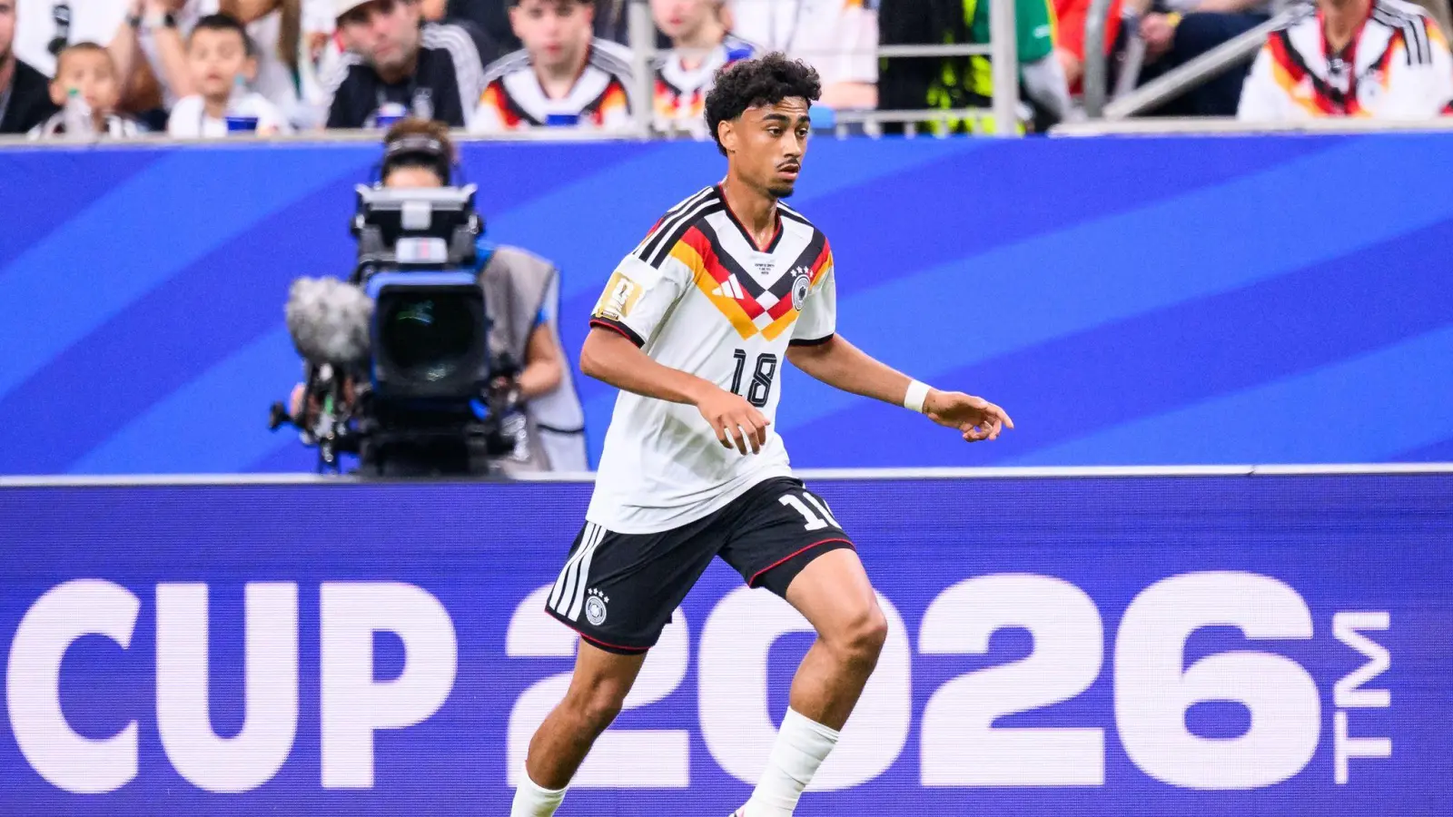 Derzeit kickt Nene Brown für die Nationalmannschaft. Sein Wechsel von Eintracht Frankfurt zum FC Bayern steht nun auch fest. (Archivbild: Tom Weller/dpa)