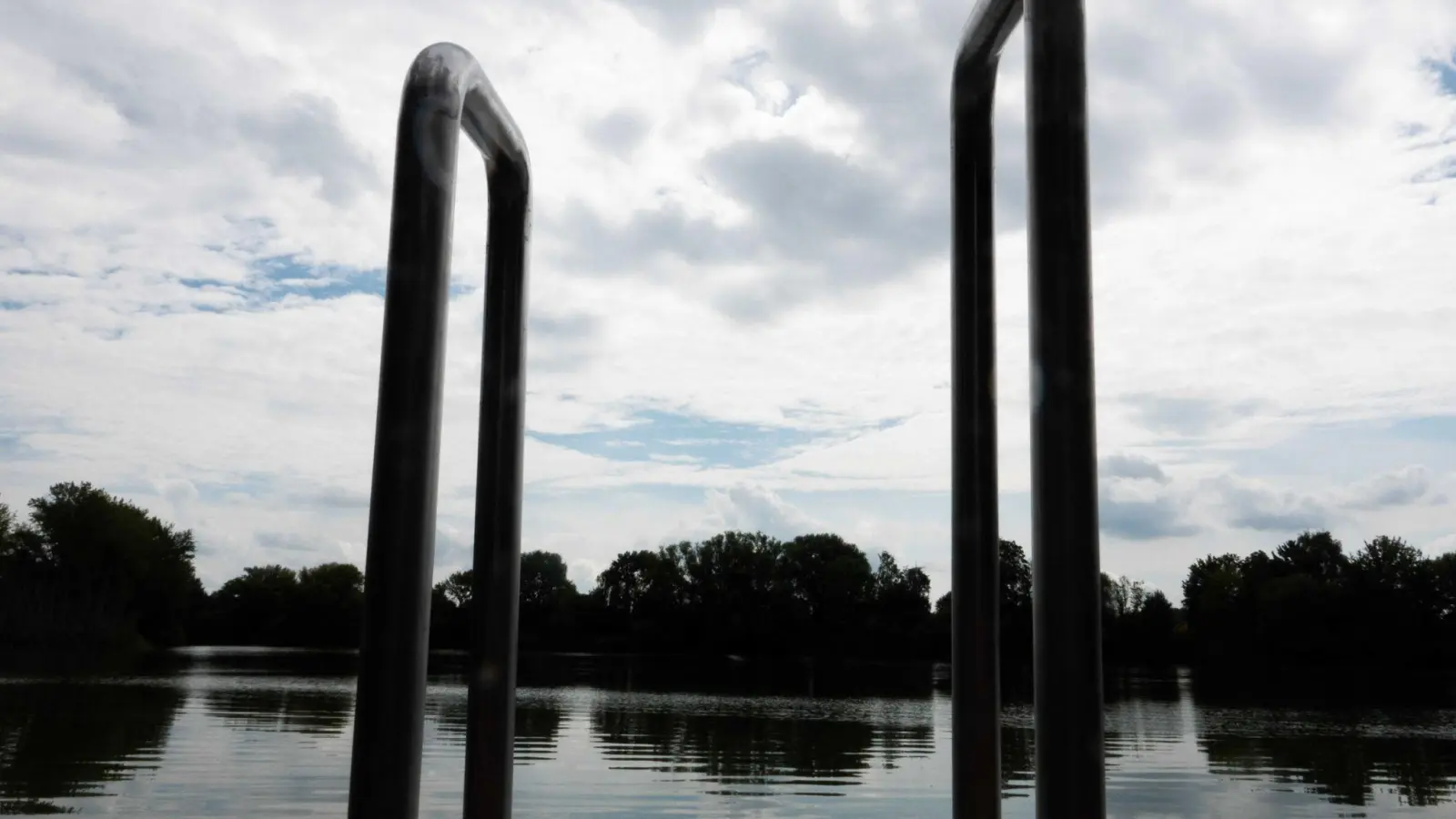 Vor etwa einem Jahr hatte bereits einmal ein Wels in einem See in Mittelfranken für Aufsehen gesorgt. (Symbolbild: Hilal Özcan/dpa)