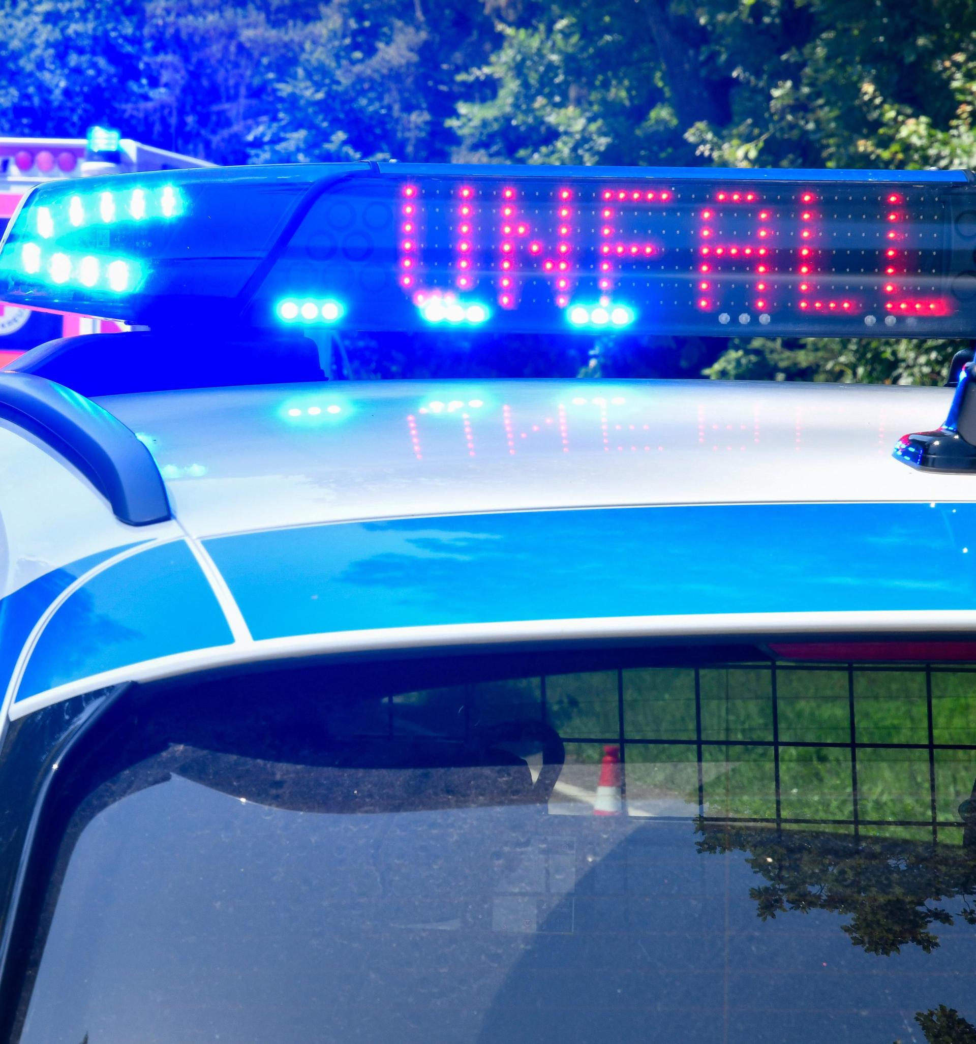 Ein alkoholisierter Fahrer verursacht in Amberg einen Unfall auf einem Supermarktparkplatz. Der Schaden ist erheblich. (Symbolbild: Petra Hartl)