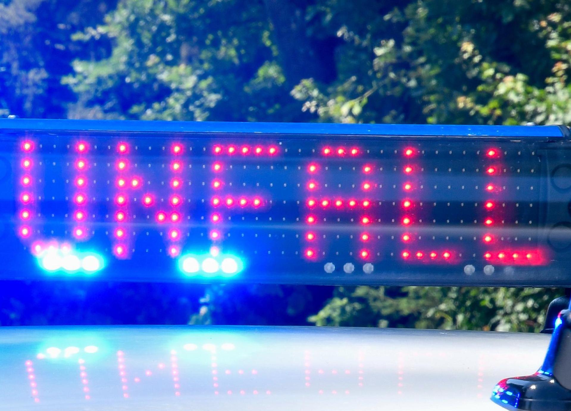 Ein Überholvorgang auf der B 22 bei Leuchtenberg endet mit einem Unfall. Die Polizei sucht Zeugen, die den Vorfall beobachtet haben. (Symbolbild: Petra Hartl)