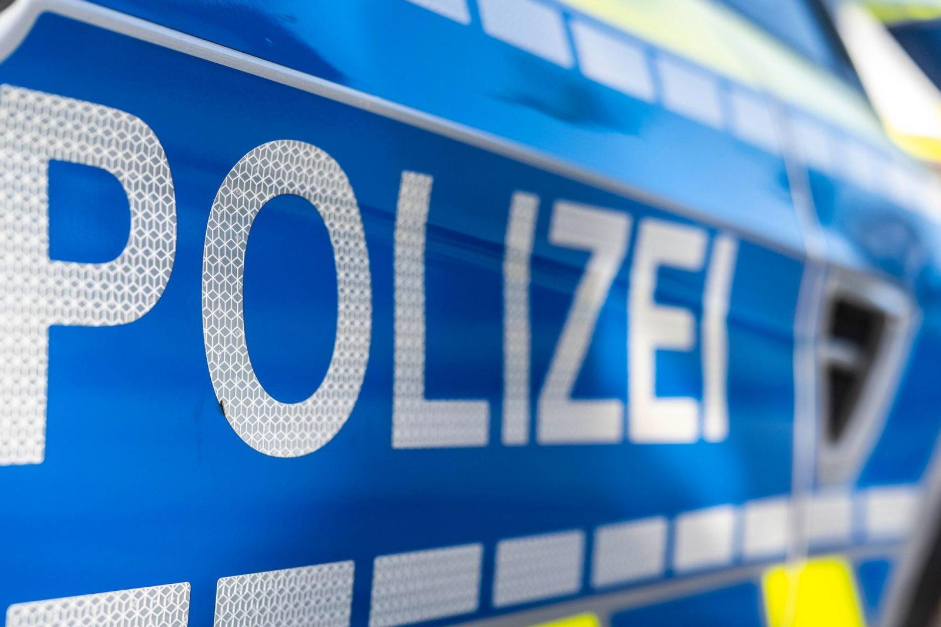 Nach der Meldung eines Vorfalls mit einem Exhibitionisten in Sulzbach-Rosenberg ermittelt die Kriminalpolizei Amberg. Sie bittet um Hinweise auf den Unbekannten. (Symbolbild: David Inderlied/dpa)