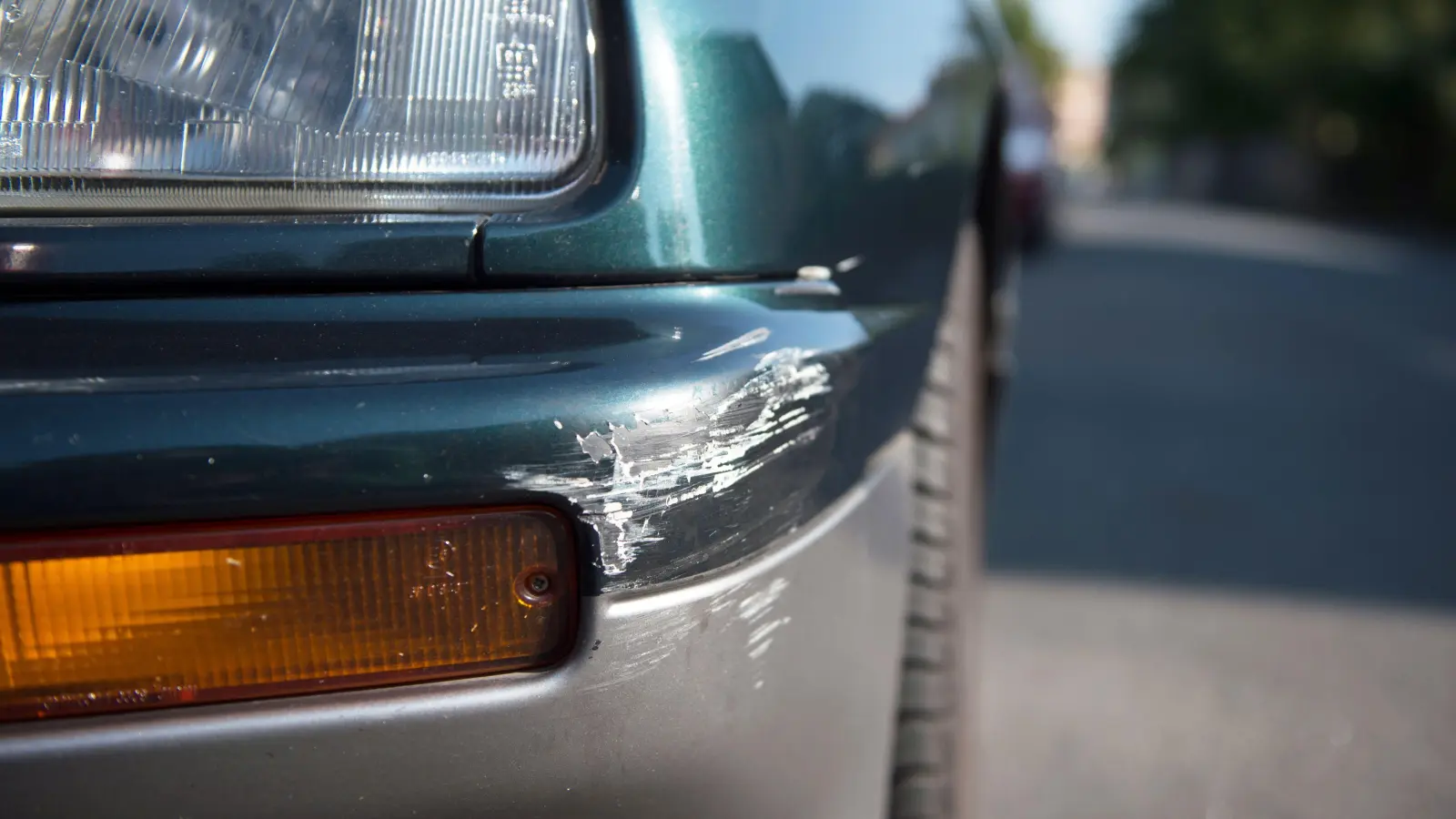 Am Schießstätteweg in Amberg wurde ein geparktes Auto angefahren, der Verursacher fuhr davon. (Symbolbild: Arno Burgi/dpa)