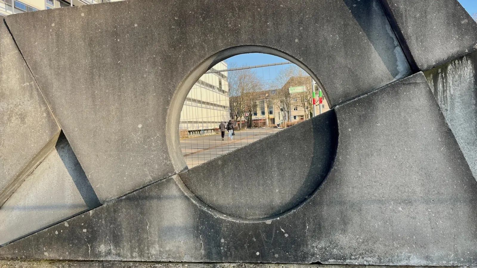 Die künstlerisch gestaltete Betonmauer von Josef Gollwitzer (1917–2006) vor dem Kepler-Gymnasium Weiden ist sanierungsbedürftig. Die Kosten hoch. Die Diskussion über ihren Erhalt oder einen Abriss dauern an.  (Bild: Gabi Schönberger)