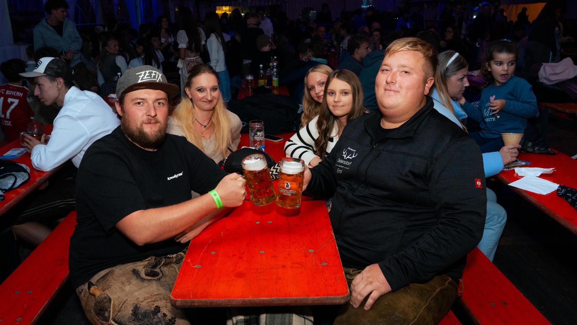 Szenen der Kirwaparty in Weiherhammer. (Bild: Hannes Stock)