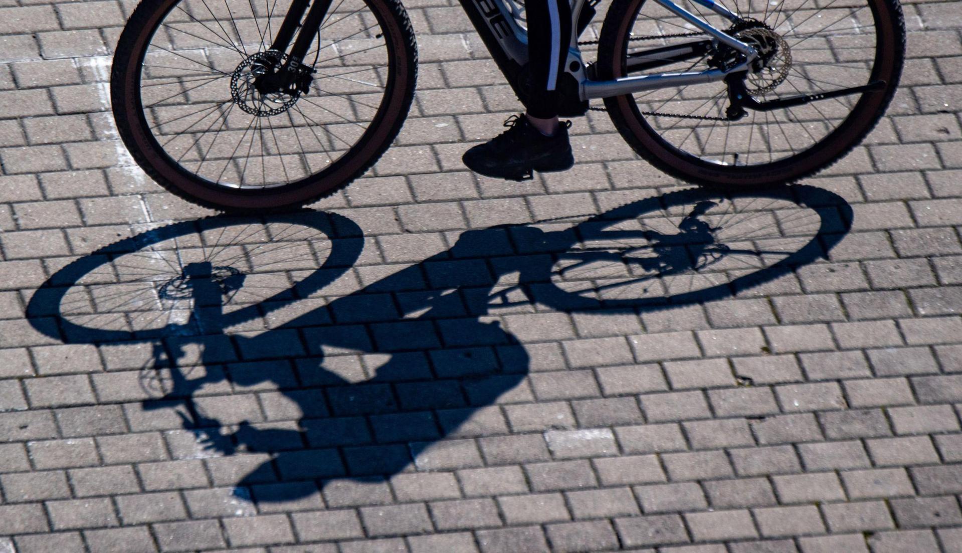 Ein 47-jähriger Radfahrer stürzt in Dietersdorf und bricht sich mehrere Finger. Der Rettungsdienst bringt ihn ins Krankenhaus.  (Symbolbild: Stefan Sauer/dpa)