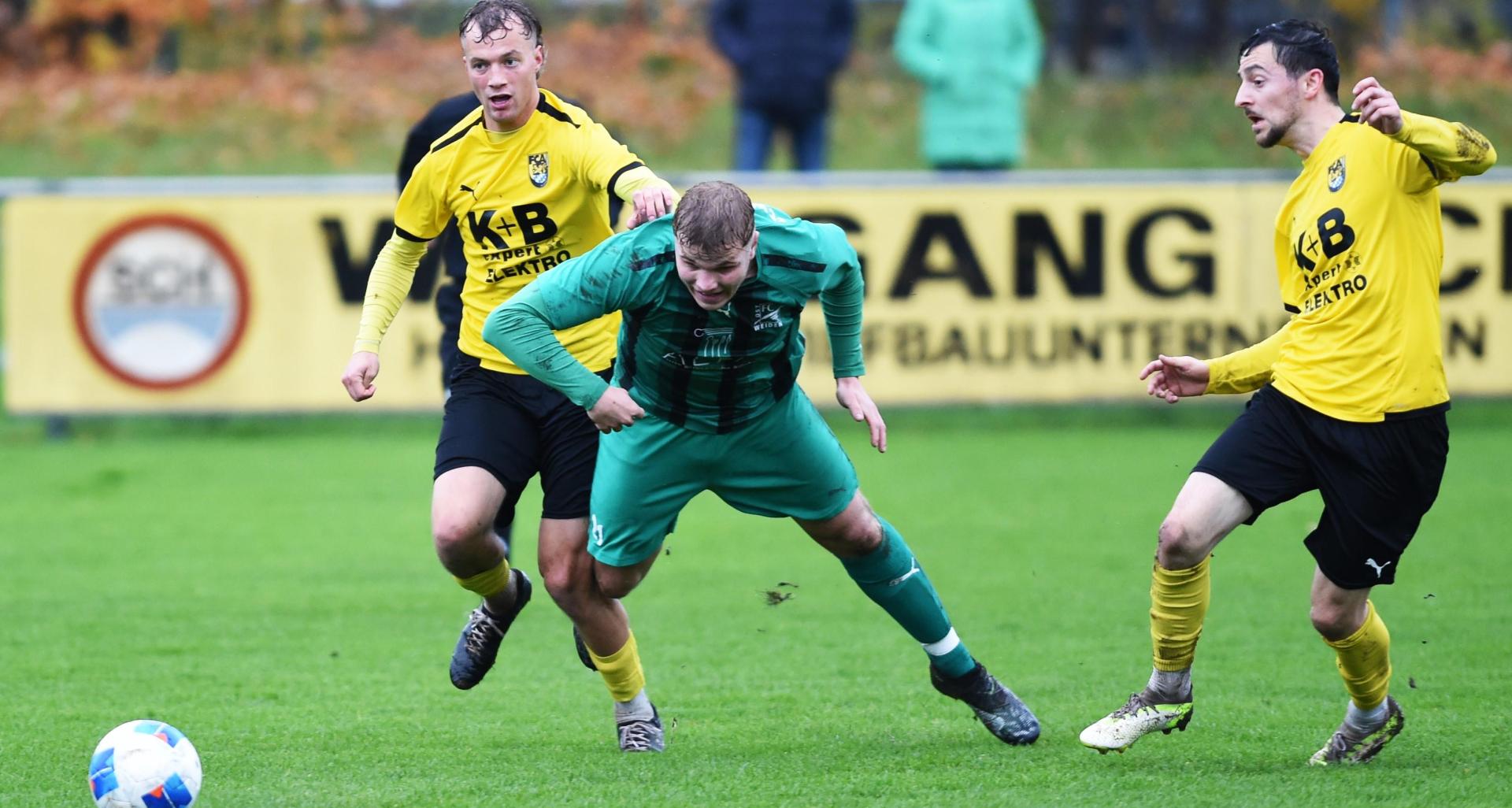 Bildmitte Niklas Strohbach (grünes Trikot) wechselt nach dieser Saison vom FC weiden-Ost zur DJK Weiden. (Archivbild: Gerhard Büttner)