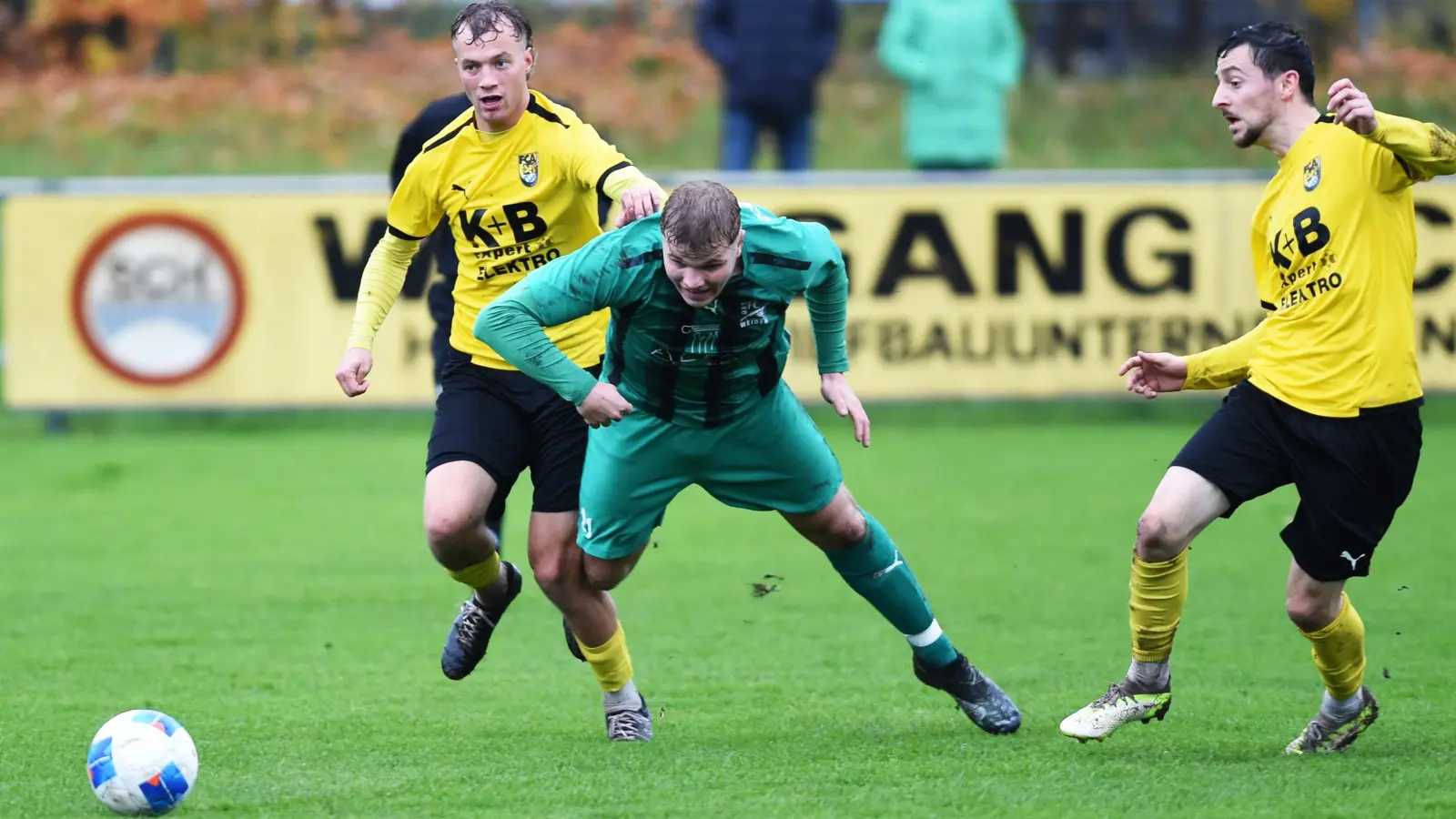 Bildmitte Niklas Strohbach (grünes Trikot) wechselt nach dieser Saison vom FC weiden-Ost zur DJK Weiden. (Archivbild: Gerhard Büttner)