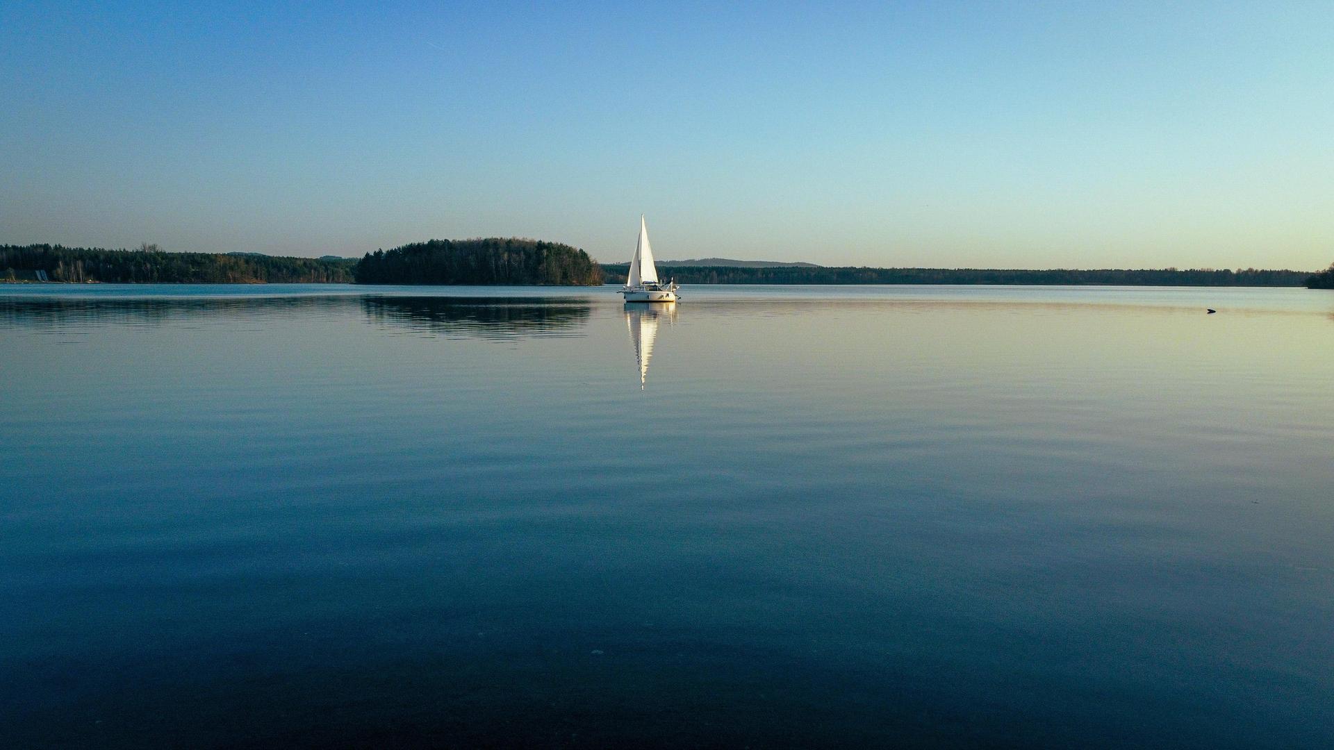 Auf dem Steinberger See könnt ihr Segeln und Suppen, aber auch baden. (Bild:  Chryschris/Wirestock Creators/stock)