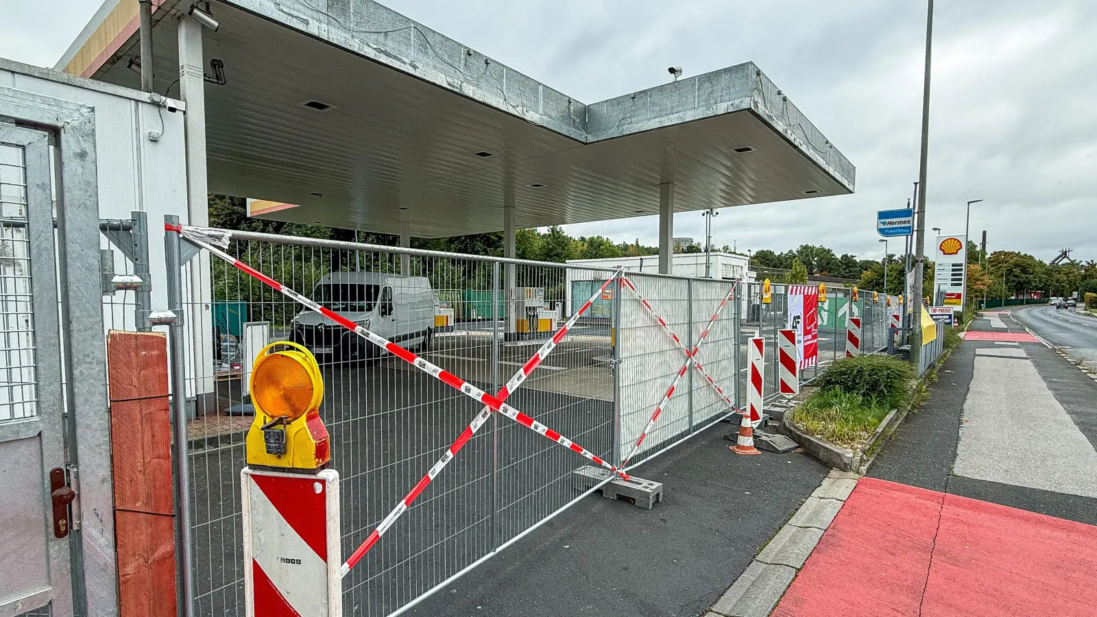 Ein Bauzaun und Absperrbänder verhindern derzeit die Zufahrt. Bis Ende Oktober wird die Shell-Tankstelle an der Rosenbachstraße in Rosenberg geschlossen sein. (Bild: Stephan Huber)