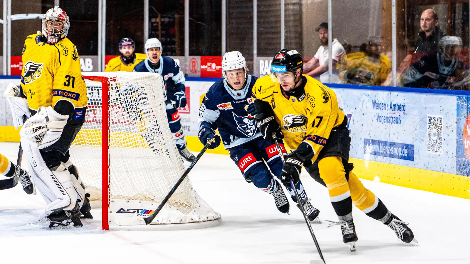Charlie Jahnke (blaues Trikot) und die Blue Devils Weiden haben das erste Heim-Testspiel gegen Banik Sokolov am Donnerstagabend mit 1:5 verloren.  (Bild: Elke Englmaier)