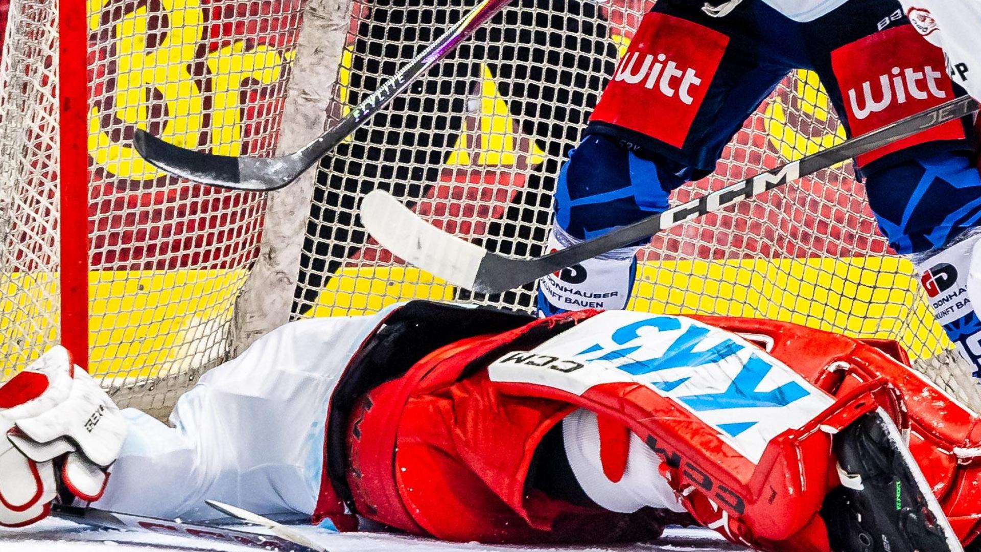 DEG-Goalie Niklas Lunemann (liegend) in einer interessanten Position. In der neuen Folge „Powerplay” geht es um die beiden Niederlagen der Blue Devils am vergangenen Wochenende und die anstehenden Play-downs.  (Archivbild: Tobias Neubert)