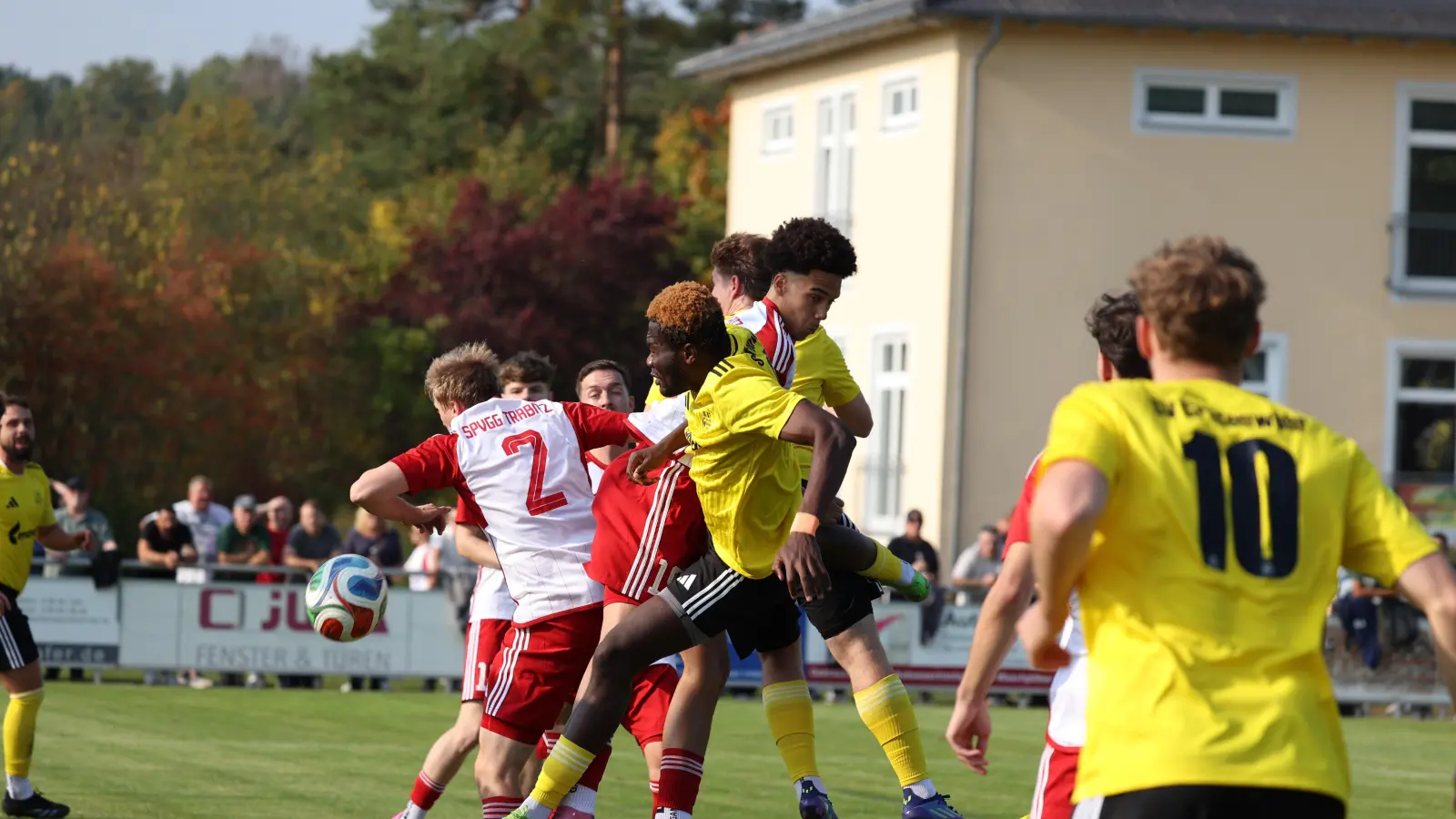 Szene aus dem Kreisligaspiel zwischen dem SV TuS/Grafenwöhr und der SpVgg Trabitz<br>SV TuS/DJK Grafenwöhr (gelb) Nr15 Kassire Landrou - SpVgg Trabitz (weiss-rot) Nr19 Joel Albers<br> (Bild: DIETER JAESCHKE)