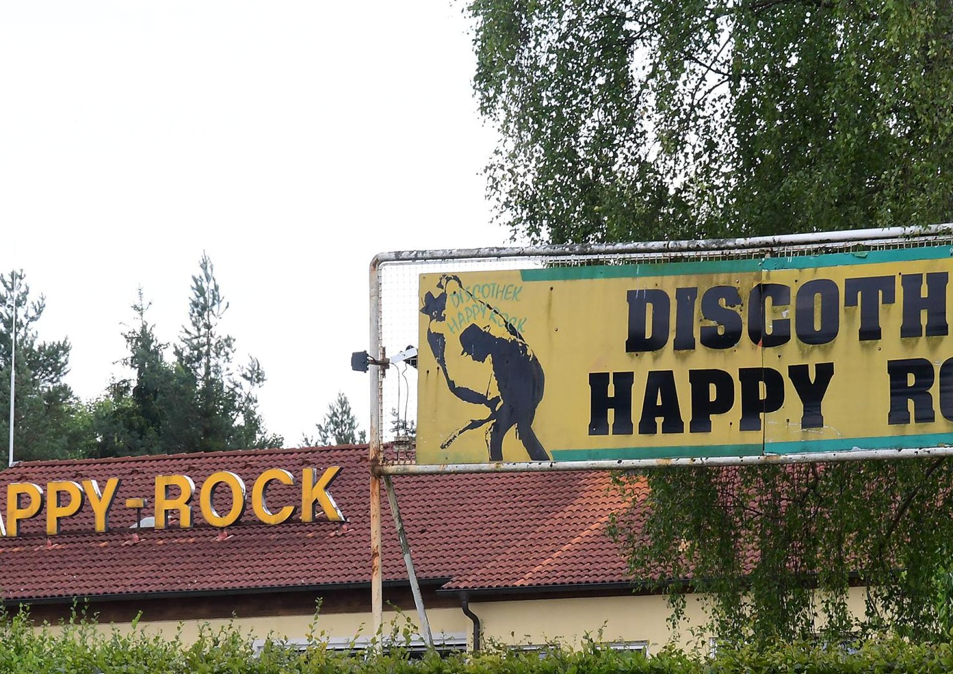 Dieses Schild kennt jeder, der schon mal über die B85 von Amberg nach Sulzbach-Rosenberg gefahren ist. Das Happy.Rock schließt zum Ende des Jahres.  (Archivbild: Petra Hartl)