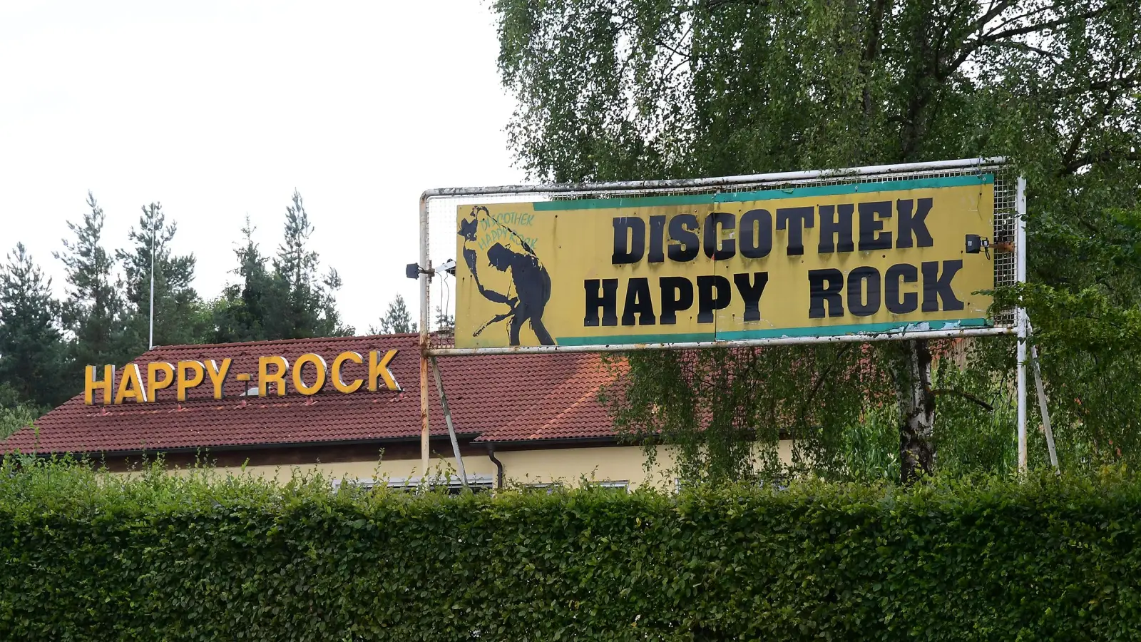 Dieses Schild kennt jeder, der schon mal über die B85 von Amberg nach Sulzbach-Rosenberg gefahren ist. Das Happy.Rock schließt zum Ende des Jahres.  (Archivbild: Petra Hartl)