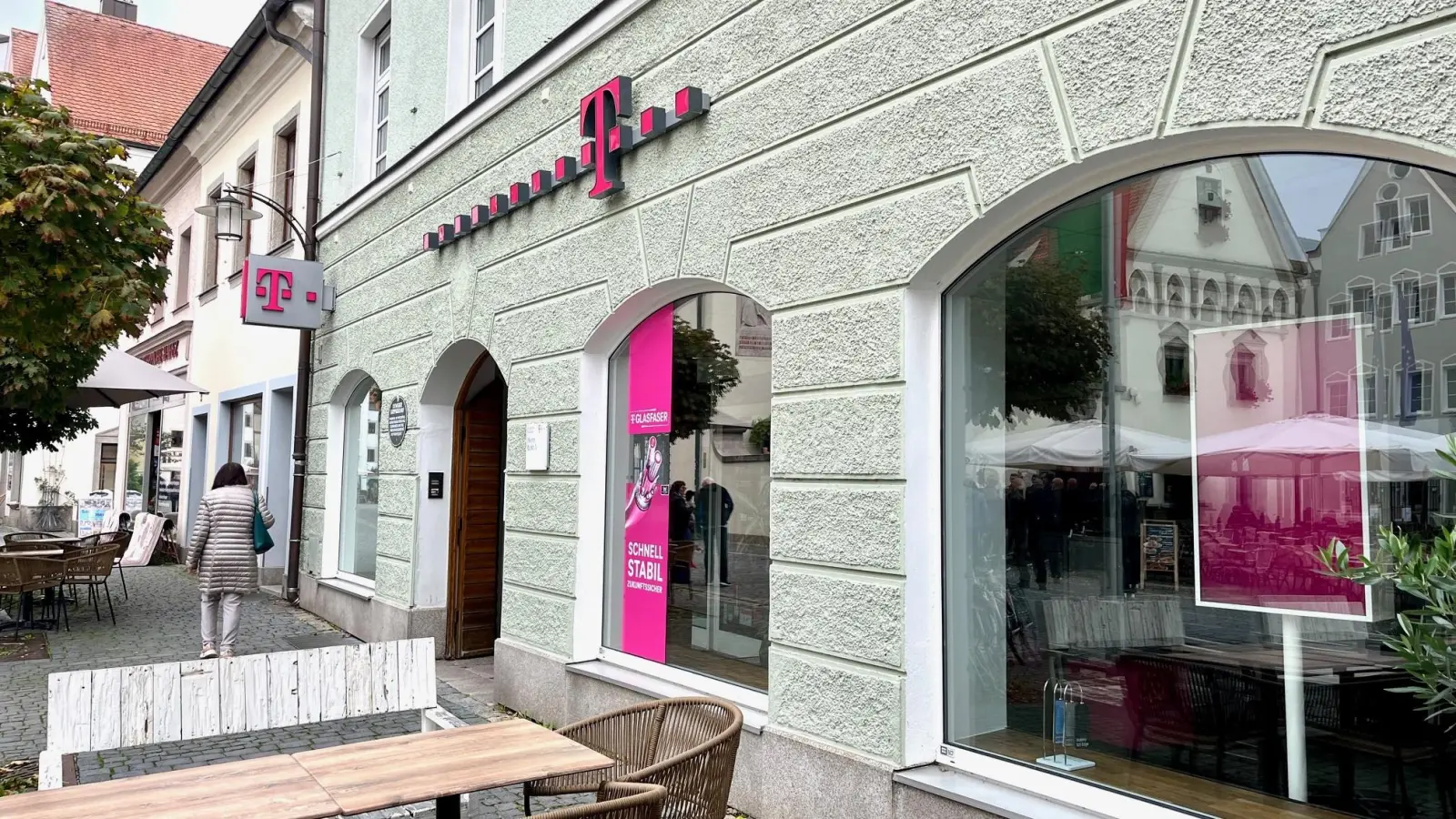 Dunkel und verlassen – am vergangenen Freitag ist der Telekom-Shop am Oberen Markt in Weiden für einen Tag geschlossen. Ein Zettel an der Eingangstür verweist auf die Filiale in der Max-Reger-Halle. Nach dem 30. November verschwindet der Laden für immer.  (Bild: Gabi Schönberger)