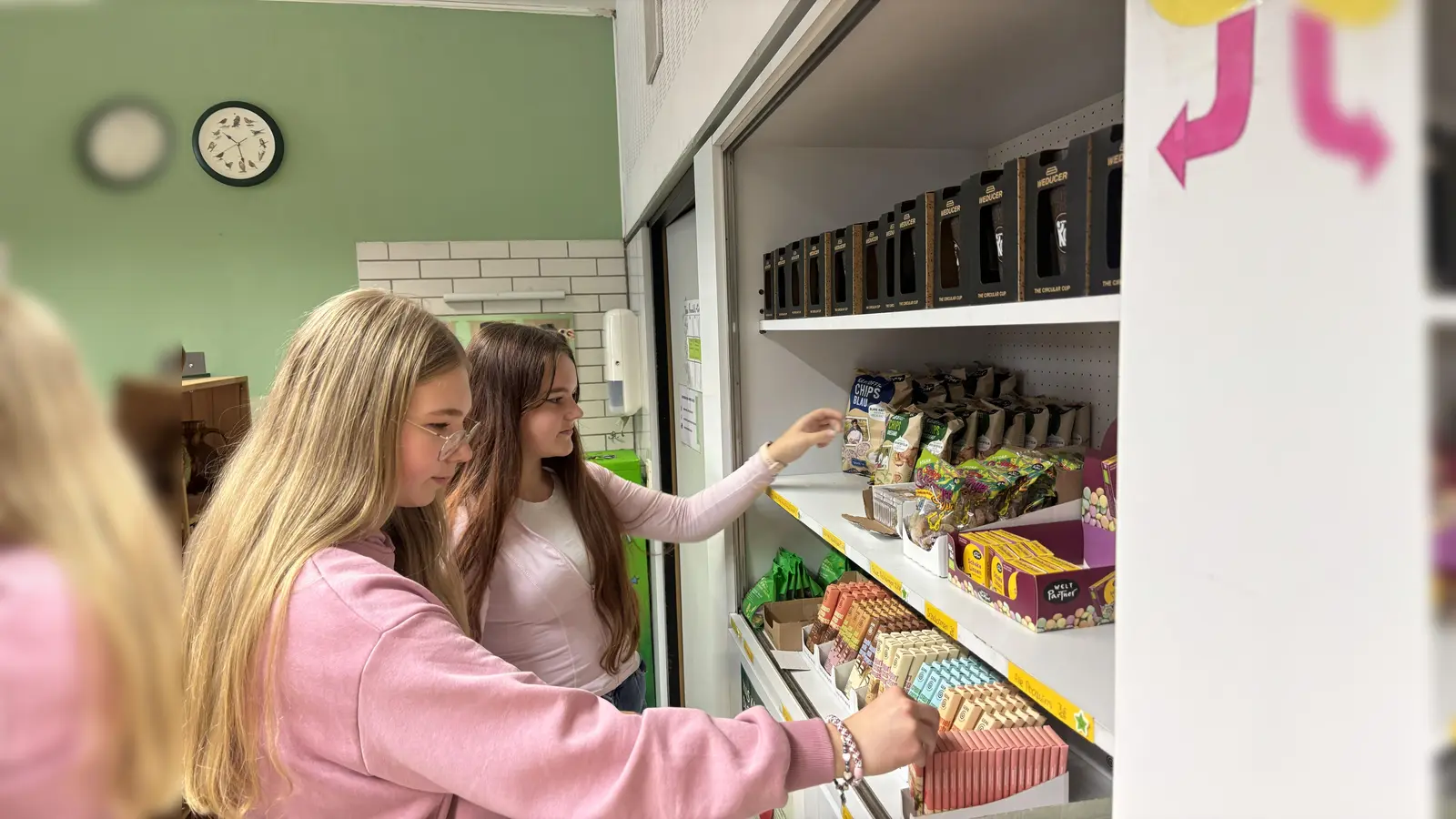 Marie (links) und Melissa kümmern sich im Umweltcafé um den Verkauf. (Bild: mcl)