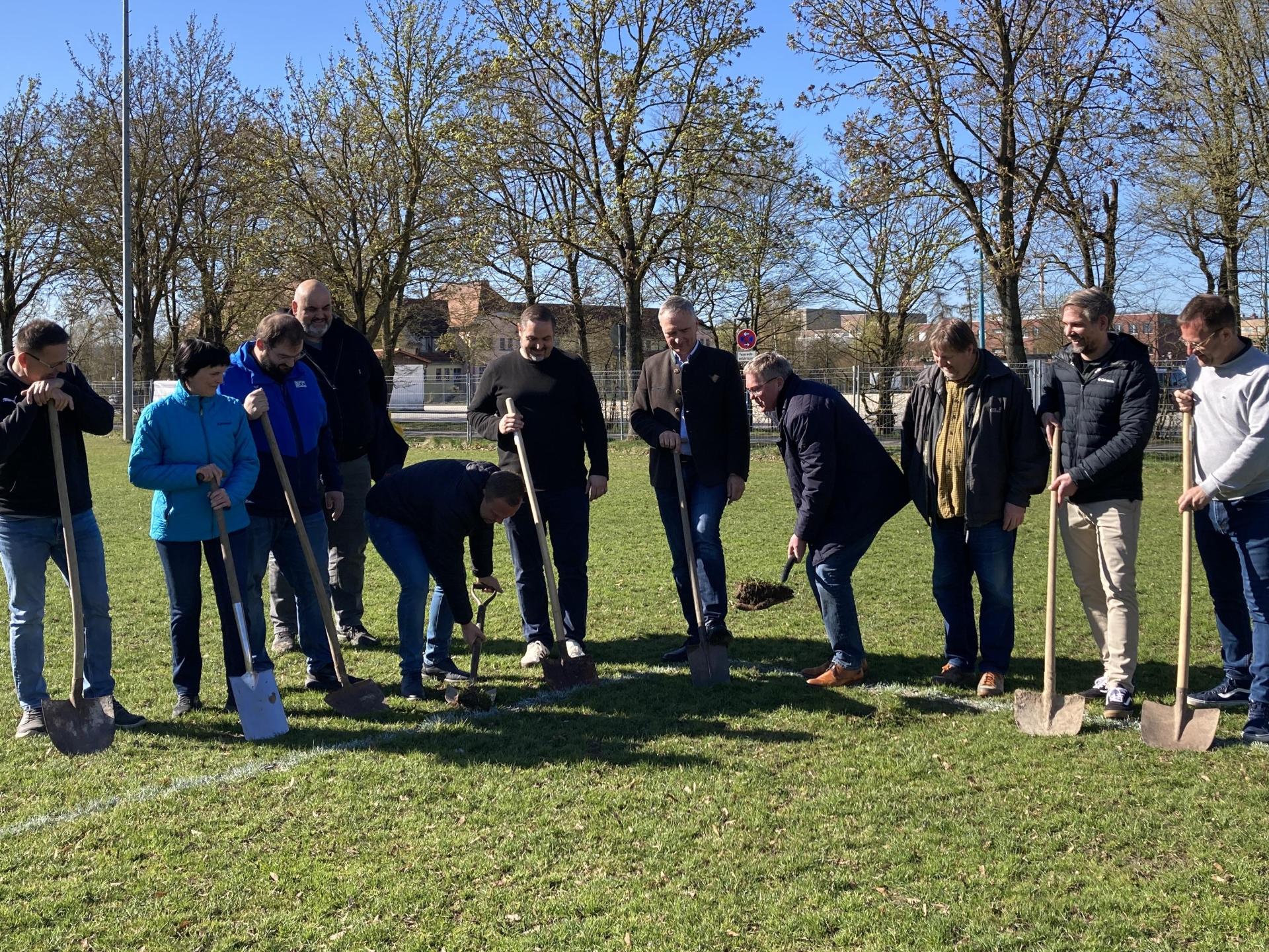 Zum Spatenstich für den neuen Kunstrasenplatz des TV 1861 Amberg kam unter anderem Noch-Bürgermeister Michael Cerny (Vierter von rechts), der dem Projekt-Initiator Bernhard Heinisch (Fünfter von links) einen Spaten Erde zuwirft.  (Bild: Stefanie Swann)