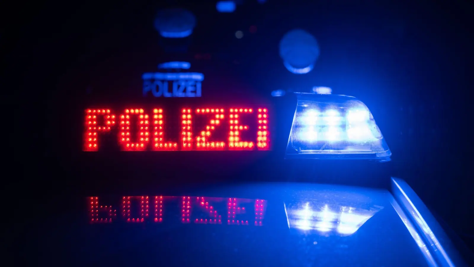 Ein unbekannter Autofahrer hat auf dem Parkplatz des Schätzlerbads in Weiden einen schwarzen Mercedes angefahren und ist geflüchtet. (Symbolbild: Marijan Murat/dpa)
