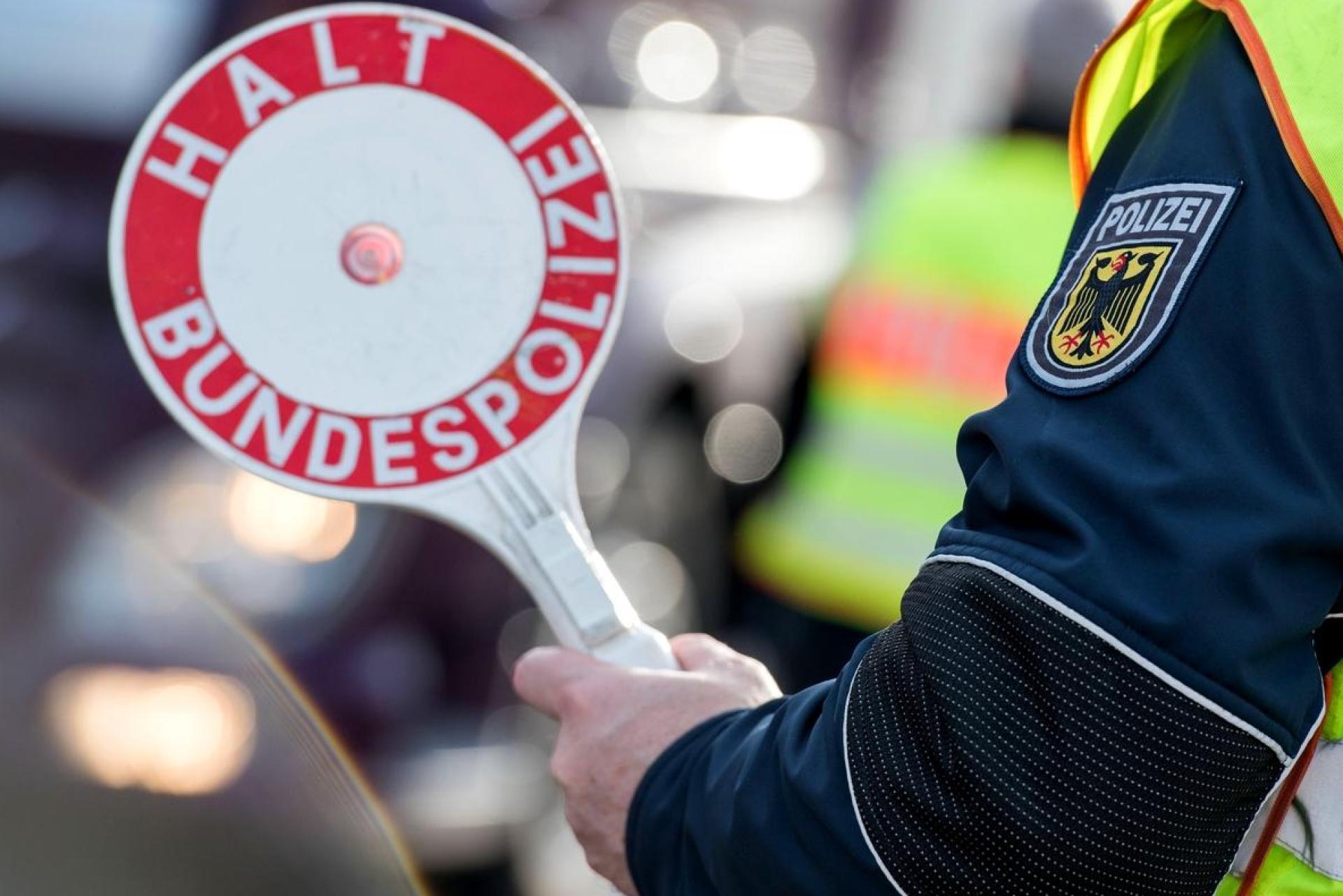 Die Bundespolizei in Waidhaus nimmt bei einer Kontrolle auf der A 6 einen 56-Jährigen fest, gegen den zehn Fahndungsnotierungen vorliegen. (Symbolbild: Bundespolizei)