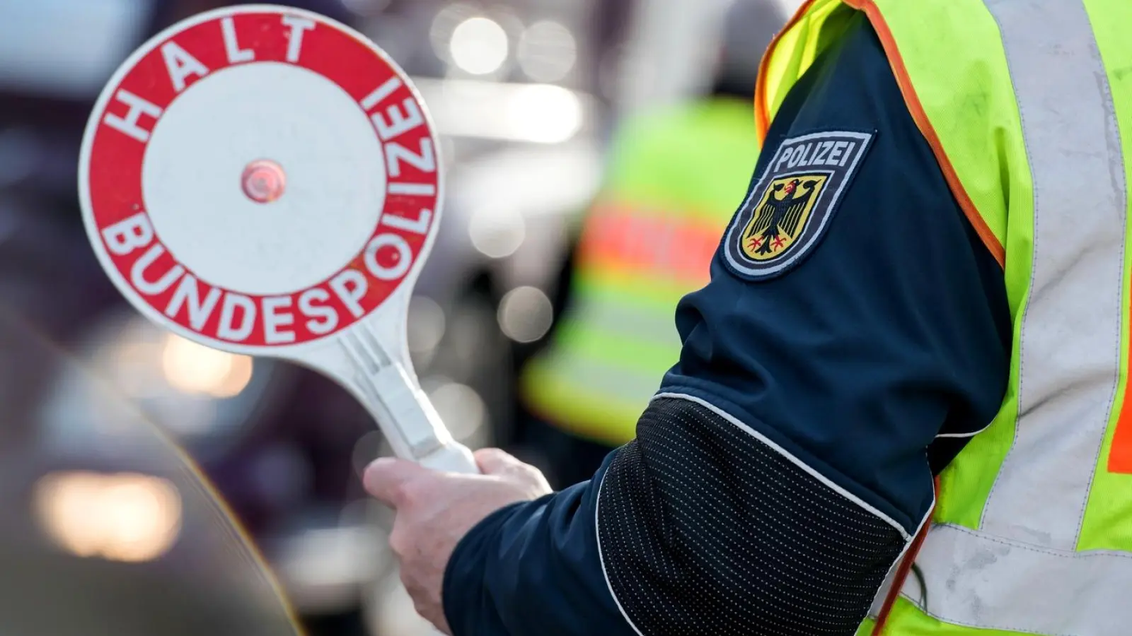 Die Bundespolizei Waidhaus nimmt einen gesuchten Verkehrssünder bei einer Grenzkontrolle auf der A 6 fest.  (Symbolbild: Bundespolizei )