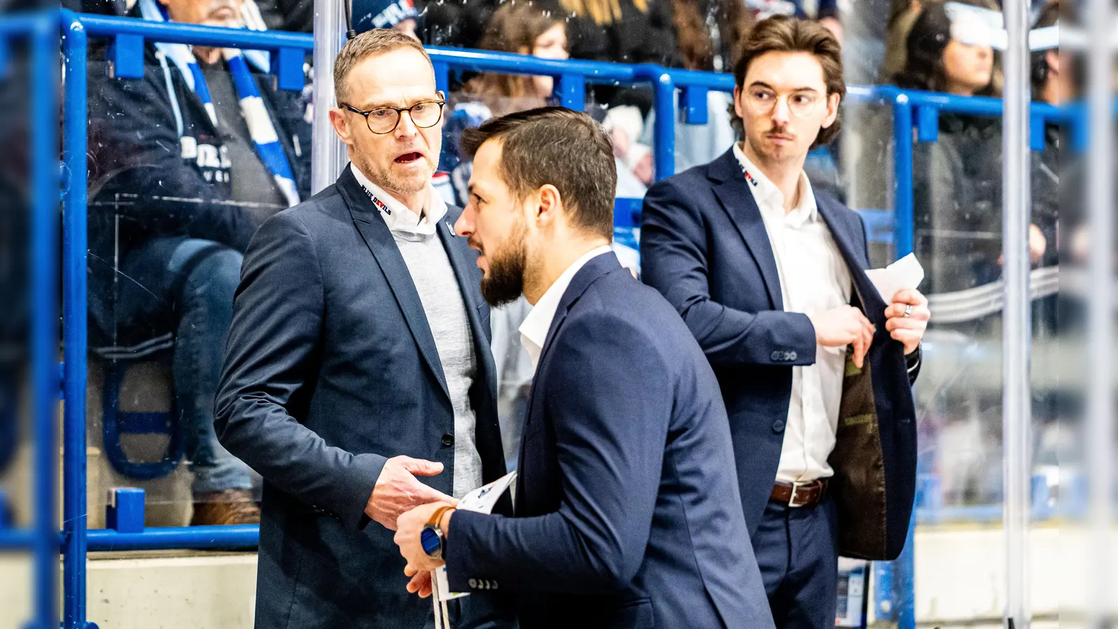 Gelungener Einstand für das Interimsduo Jürgen Rumrich (links) und Martin Mazanec (Mitte) am vergangenen Wochenende. Unter anderem darum geht es in der neuen Folge „Powerplay”.  (Bild: Elke Englmaier)