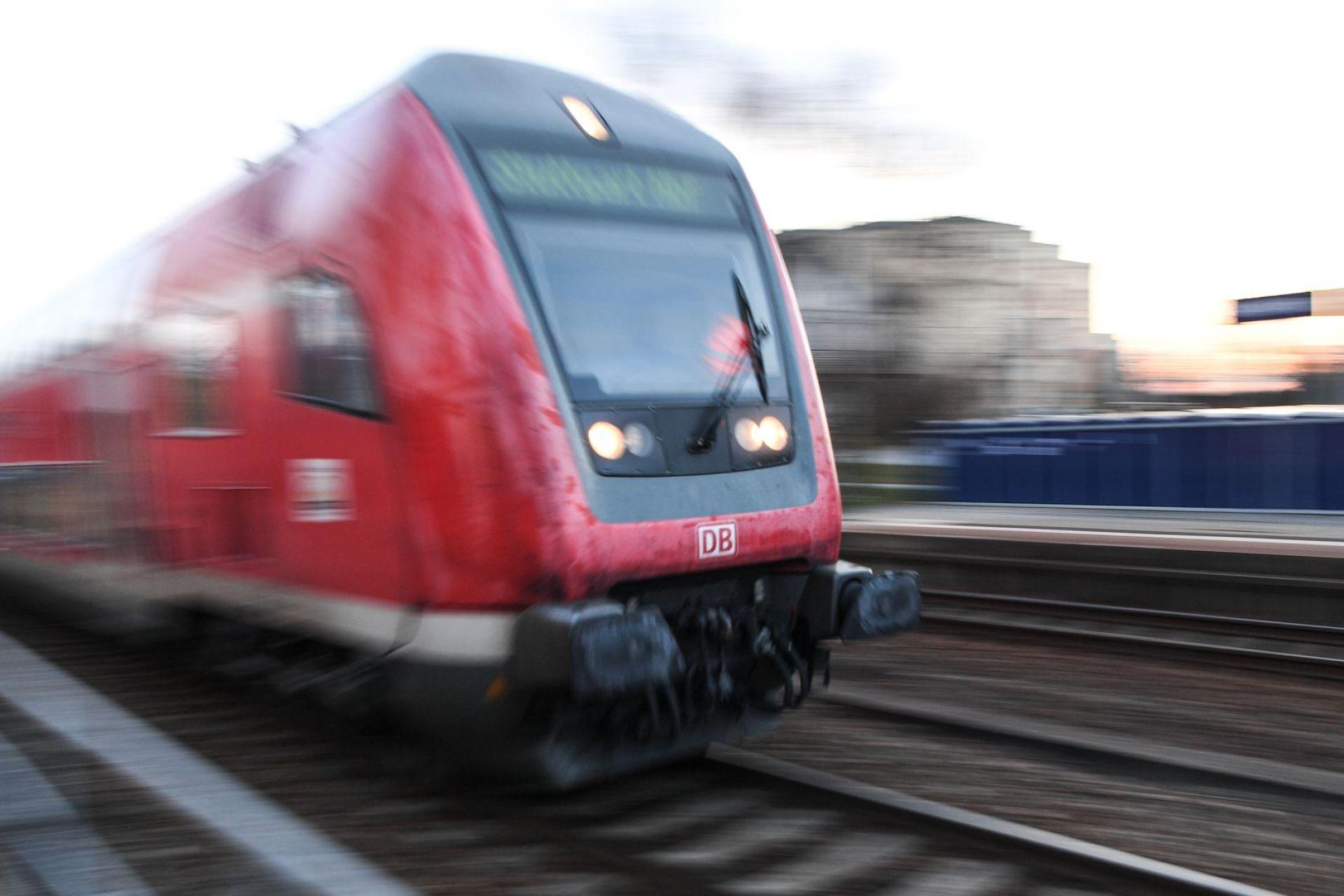 Aktuell ist die Bahnstrecke zwischen Weiden und Bayreuth gesperrt.  (Symbolbild: Felix Kästle/dpa)