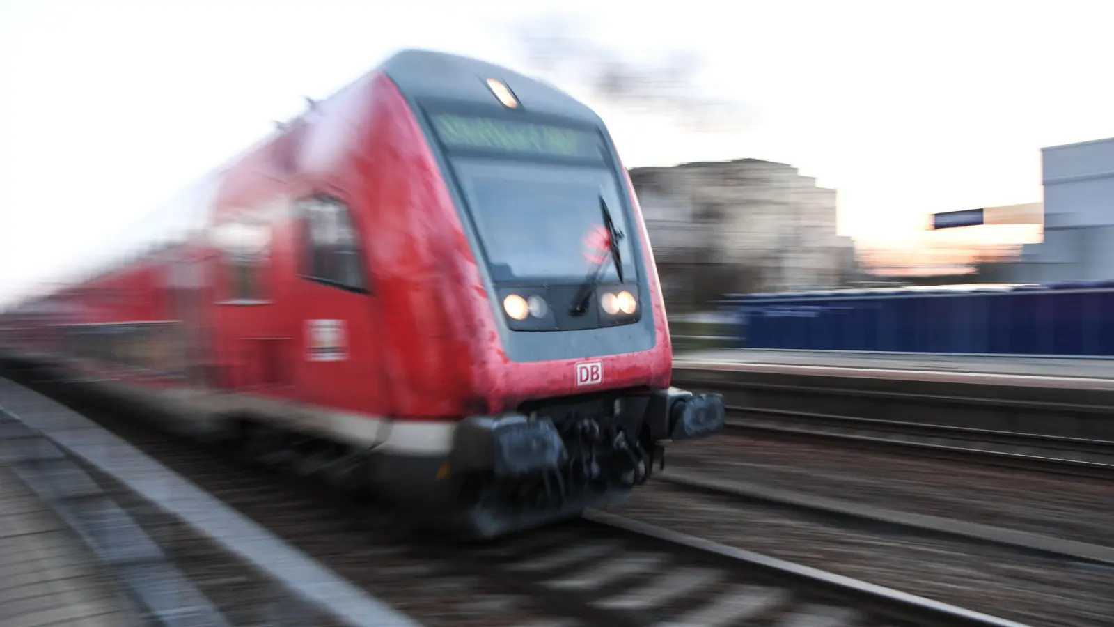 Aktuell ist die Bahnstrecke zwischen Weiden und Bayreuth gesperrt.  (Symbolbild: Felix Kästle/dpa)