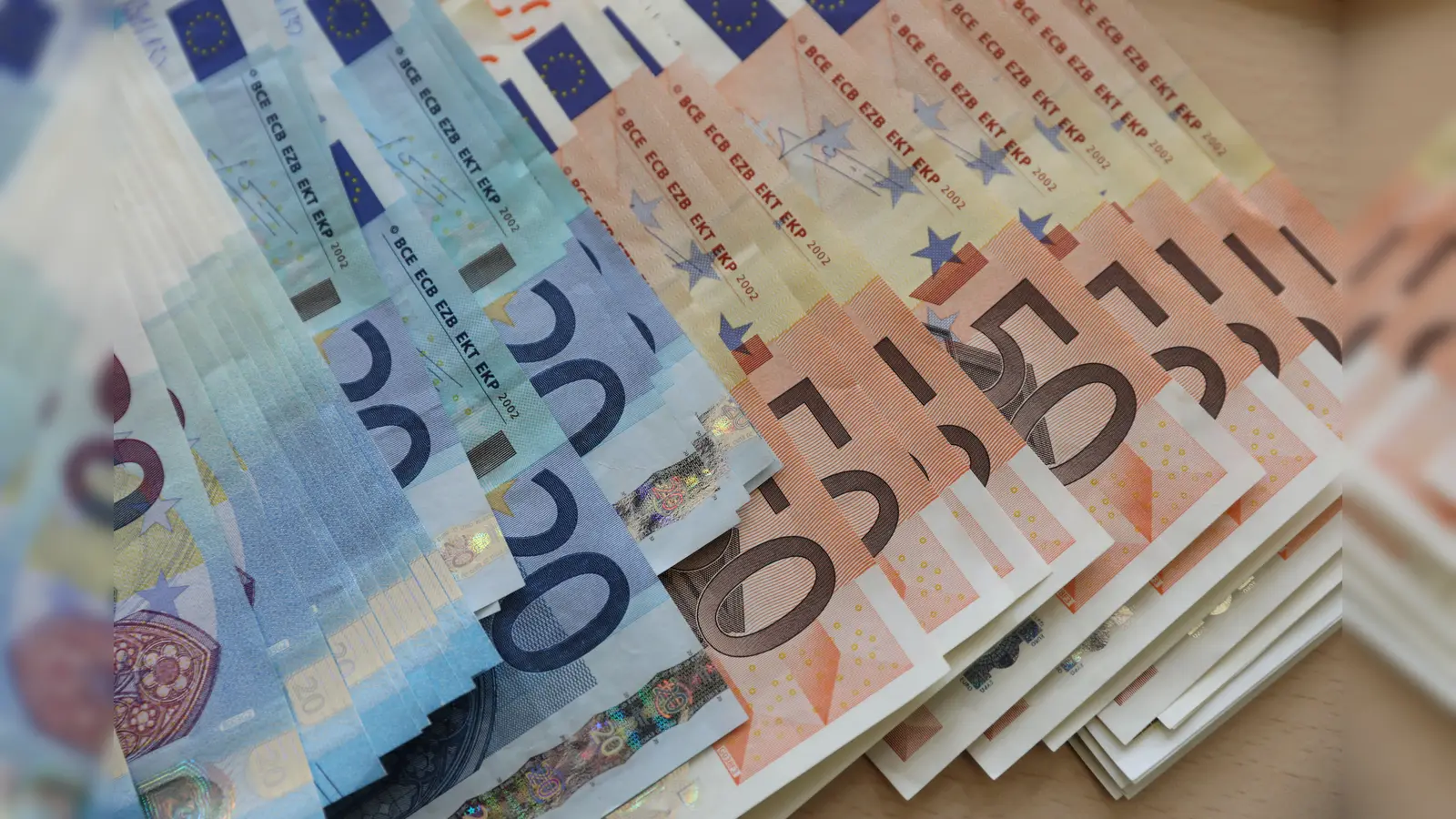 Nach einem Streit um Geld in Schwandorf musste die Polizei Scheine zur Sicherung an sich nehmen. (Symbolbild: Bernd Wüstneck/dpa)