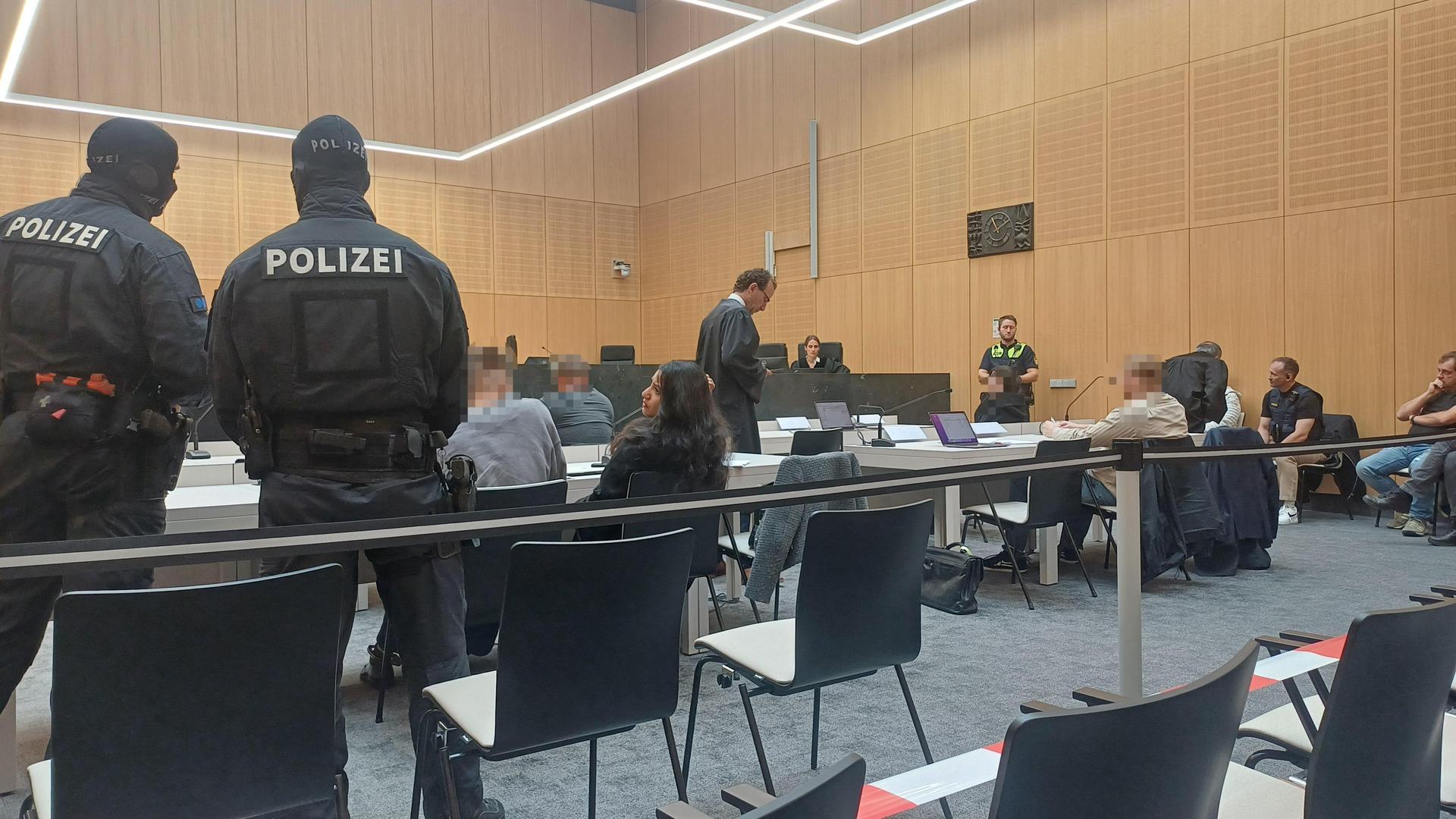 Am dritten Verhandlungstag im Prozess gegen vier Gefängnis- und Klinikdealer machten alle Zeugen von ihrem Zeugnisverweigerungsrecht Gebrauch. (Bild: Theresa Bruischütz)