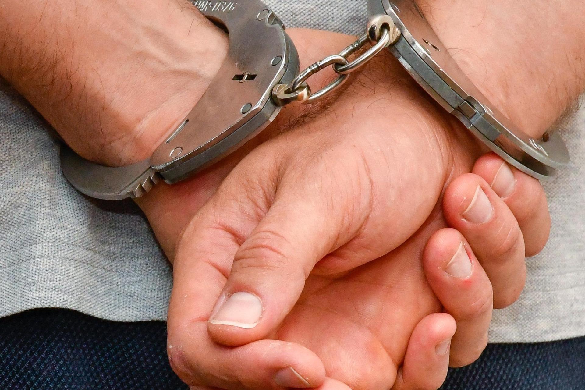 In Hof eskaliert ein Streit zwischen Jugendlichen, der in einer Körperverletzung endet. Ein 15-Jähriger leistet Widerstand gegen die Polizei. (Symbolbild: Petra Hartl)